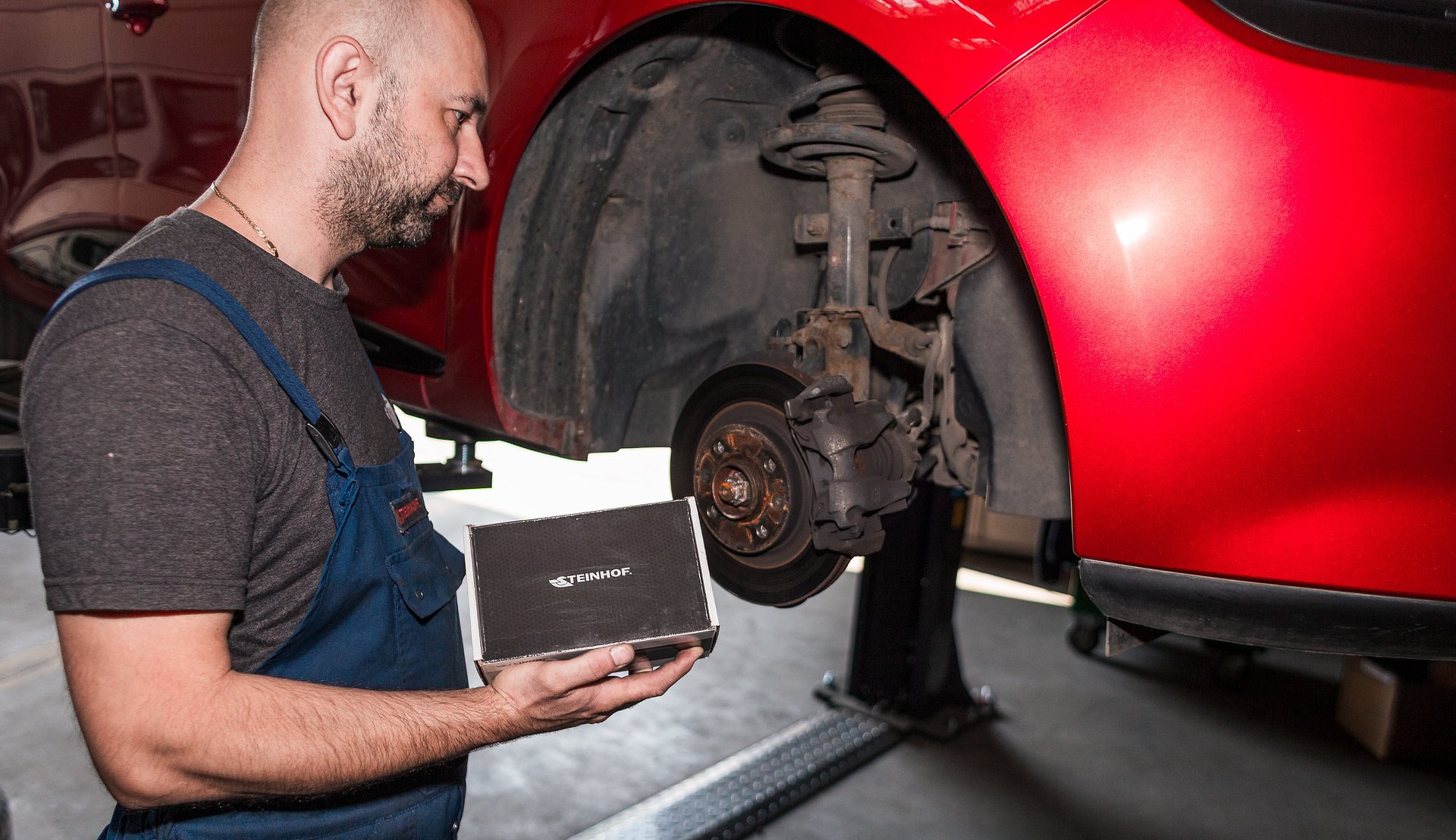 „Twarde” czy „miękkie” klocki hamulcowe, co naprawdę czuć pod pedałem hamulca? Poradnik Steinhof