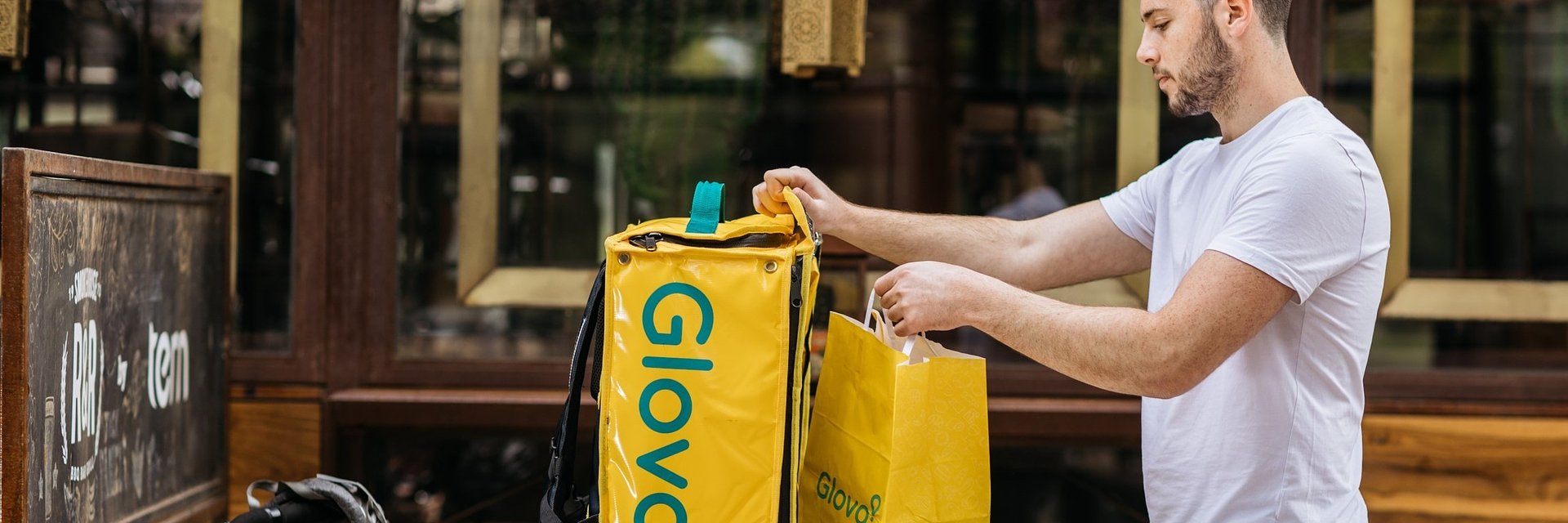 Kultowy Burger Drwala dostępny w Glovo. Czy Polacy pobiją rekord w liczbie zamówień?