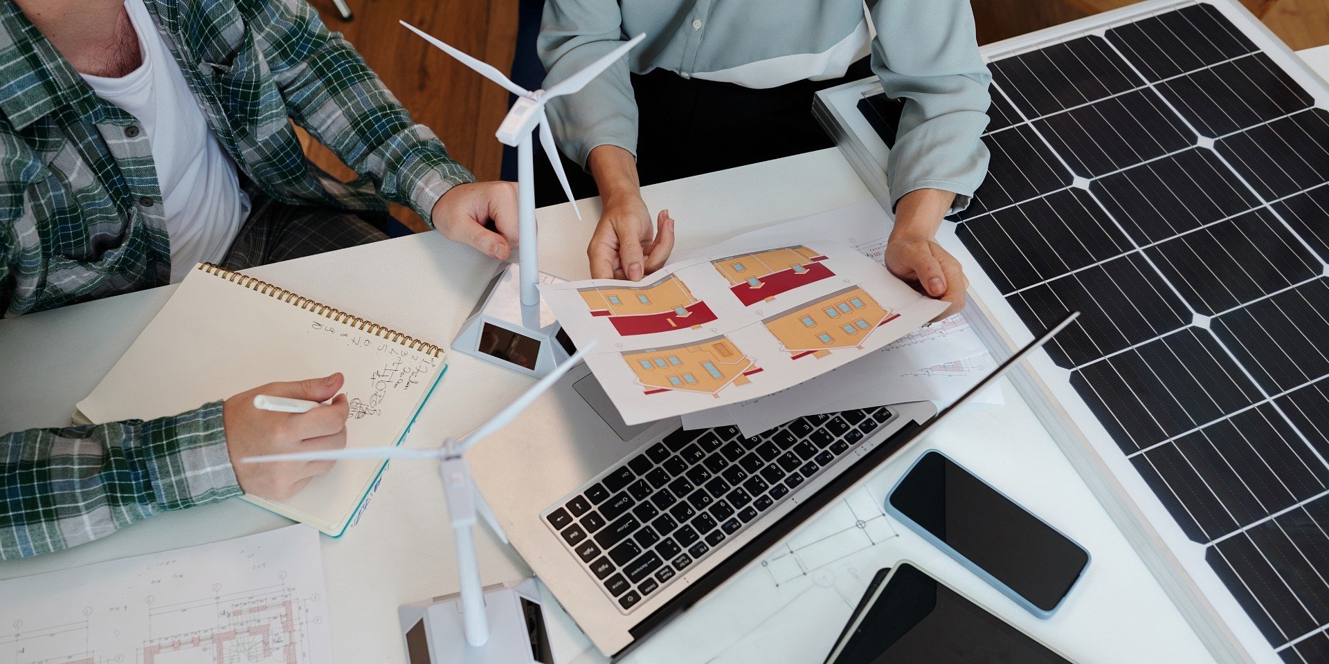 Rynek usług bilansujących w energetyce przyspiesza. Nowy raport prognozuje kierunek zmian.