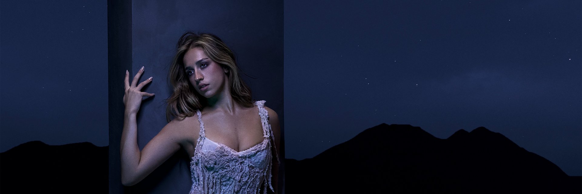 Tate McRae vydává rozšířenou verzi alba „SO CLOSE TO WHAT???“