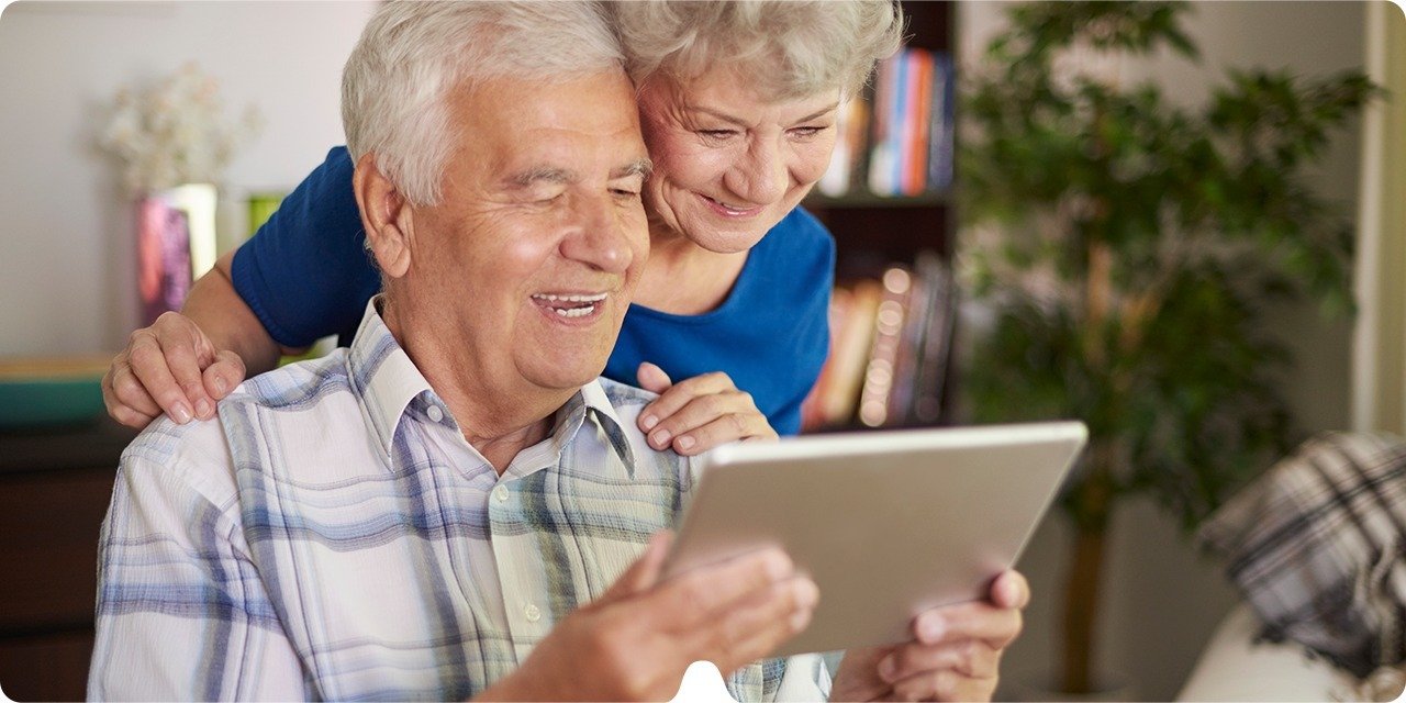 Seniorzy są otwarci na cyfrowe rozwiązania w podróży, jednak potrzebują wsparcia – wyniki badania Akademii Seniora Vasco