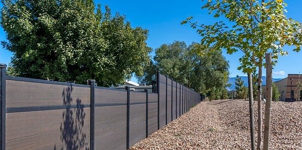 WHY COMPOSITE FENCING IS BECOMING THE FUTURE OF MODERN BACKYARDS
