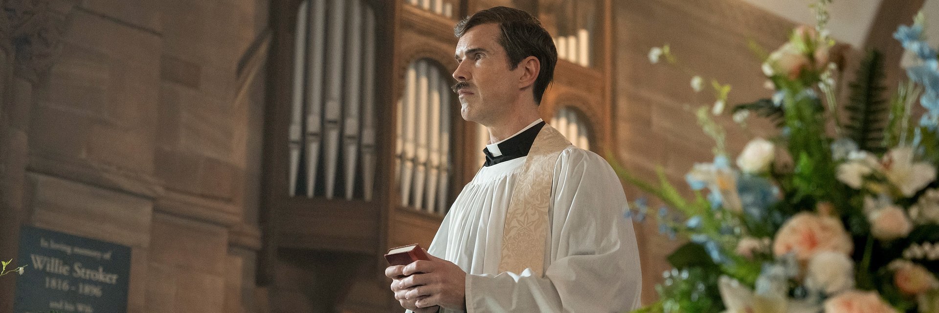 Uwielbiany przez miliony stand-uper… księdzem! Jimmy Carr scenarzystą i aktorem komedii WUJOWY DWÓR