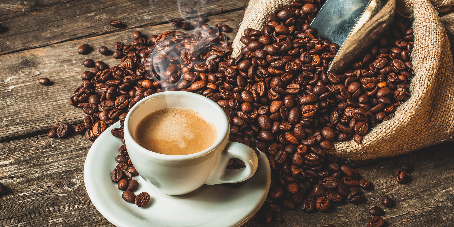 Ceny kawy biją kolejne rekordy, a liderzy branży tracą miejsce na półkach. Jak zmieniła się sklepowa ekspozycja w trakcie globalnego kryzysu tego produktu?