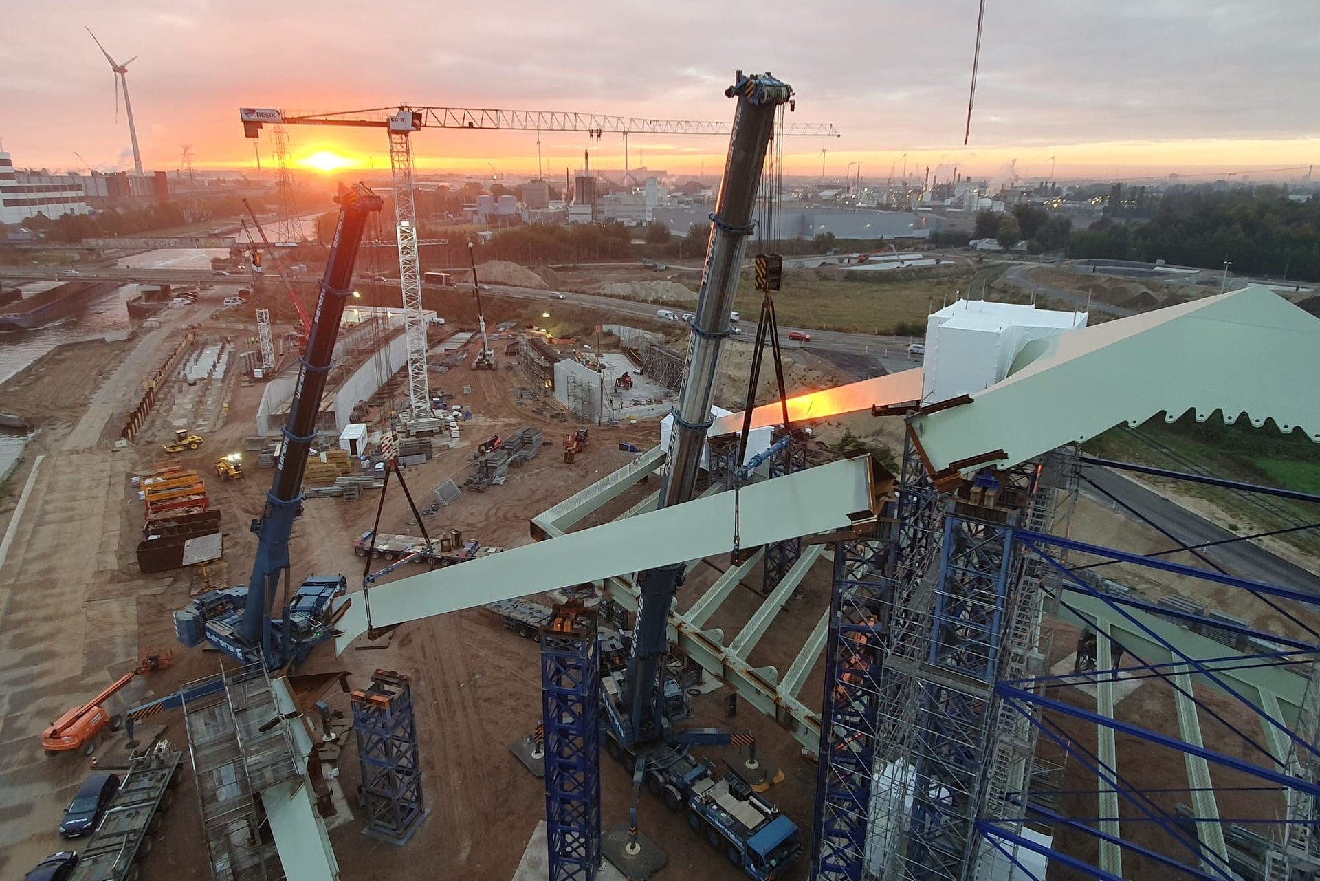 Sarens neemt deel aan het Ringvaartbrugproject, dat de connectiviteit en de verkeersdoorstroming verbetert door de bouw van een nieuwe brug over de “Ringvaart”