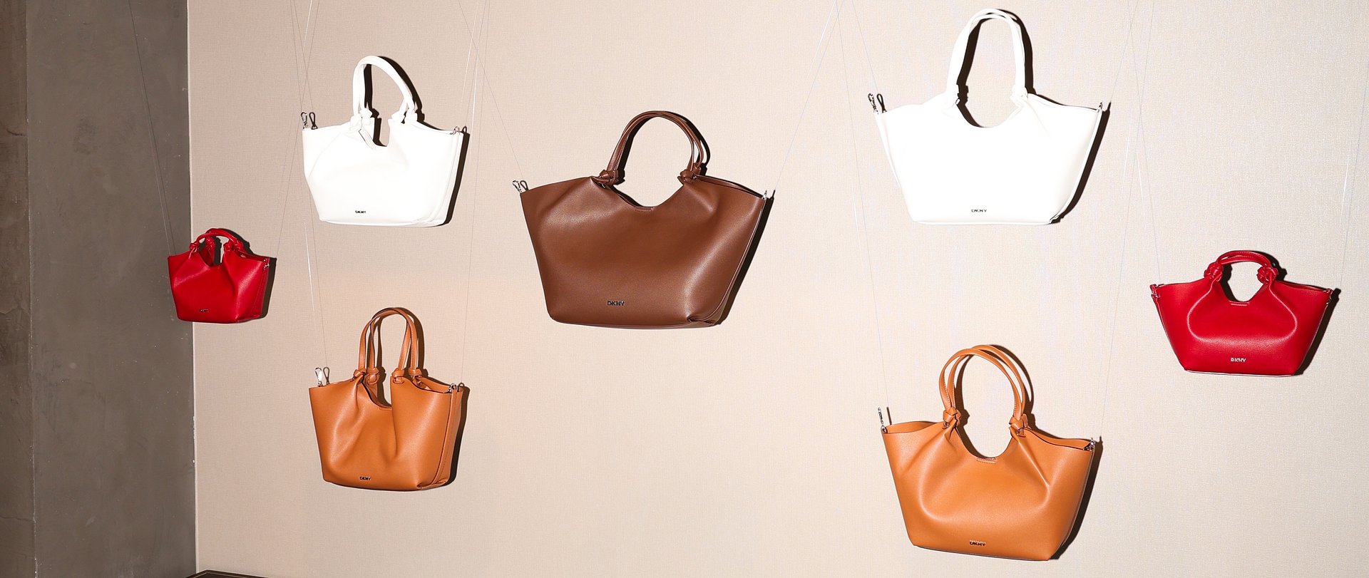 KOLEKCJA DKNY JESIEŃ/ZIMA, Z HAILEY BIEBER W ROLI GLOBALNEJ IKONY STYLU, POJAWIA SIĘ NA ANSWEAR.COM