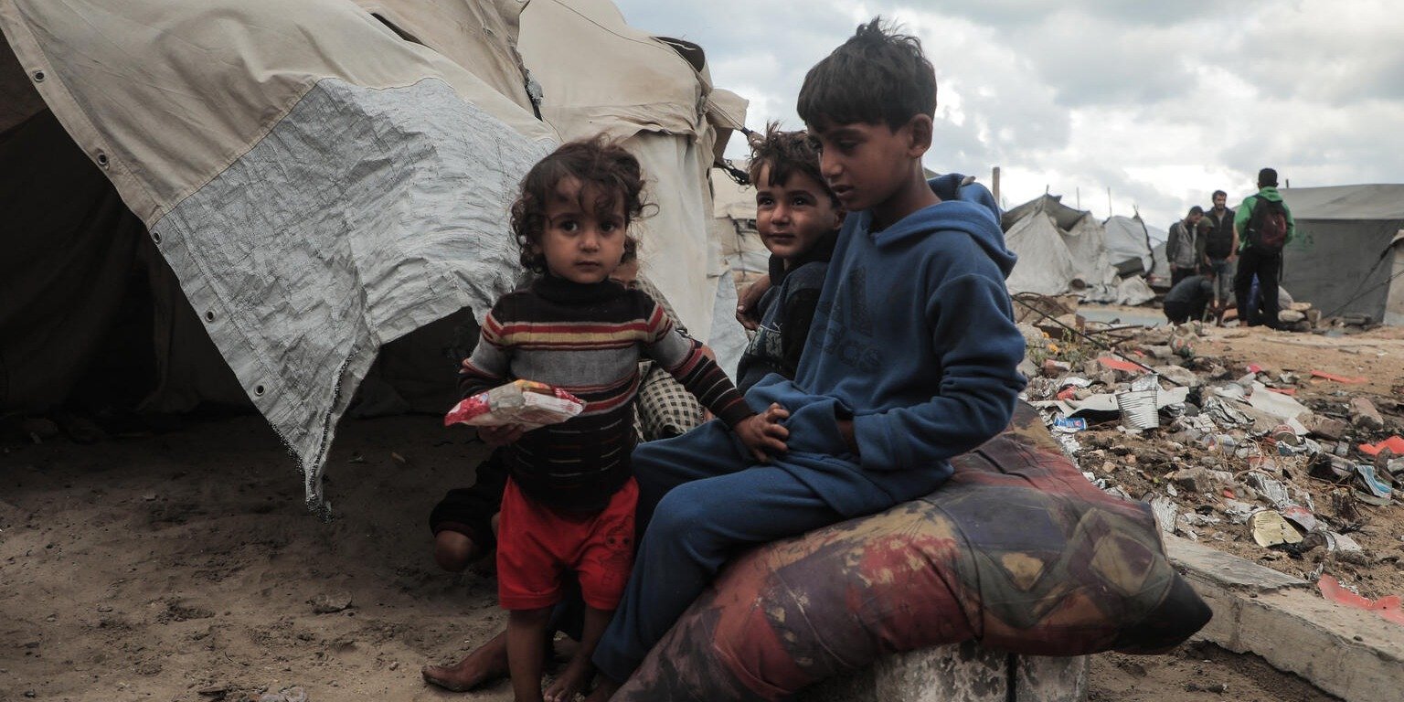 Niedożywienie i nadejście zimy zagrażają życiu i dobrostanowi dzieci w Gazie