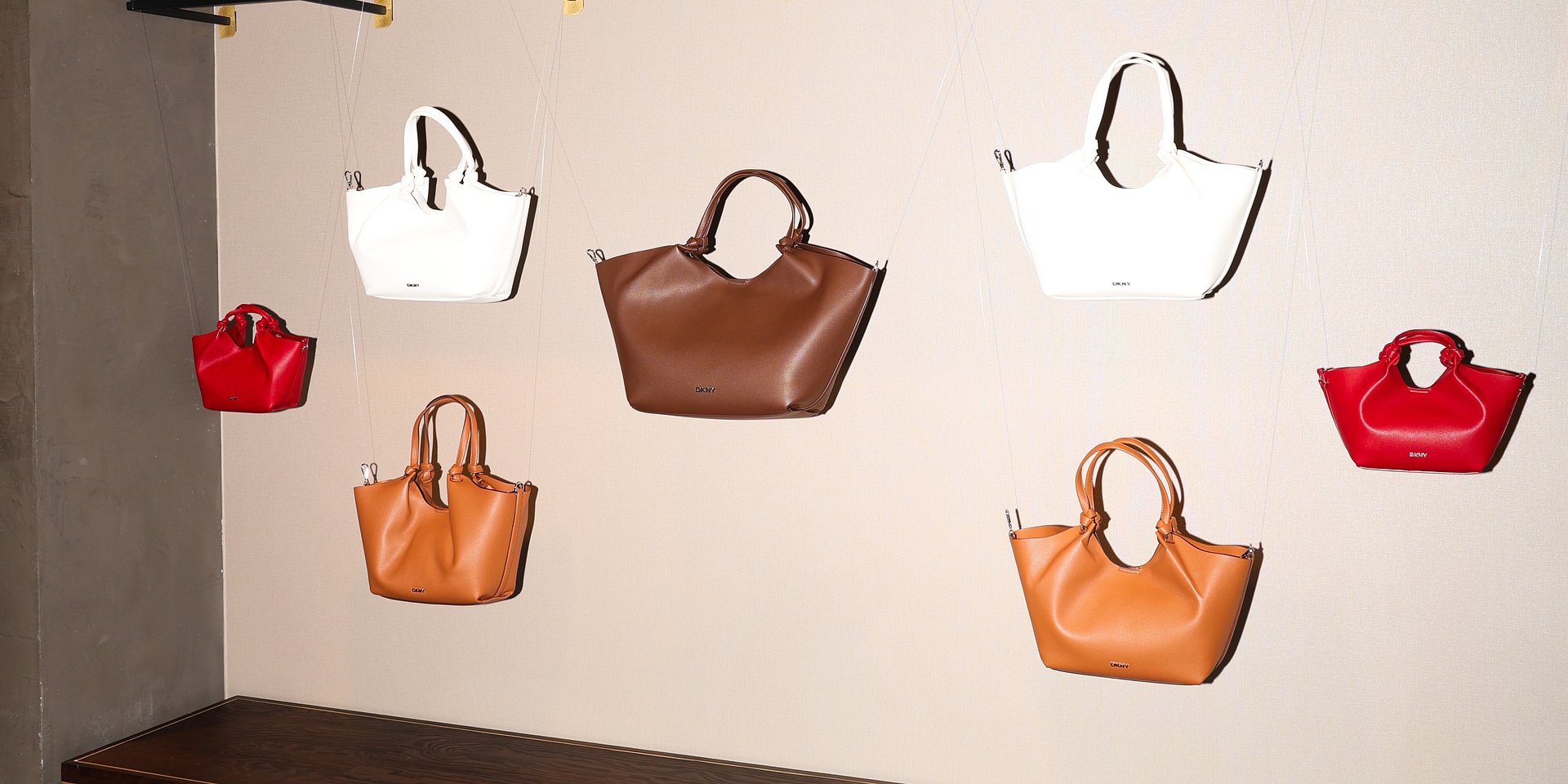 KOLEKCJA DKNY JESIEŃ/ZIMA, Z HAILEY BIEBER W ROLI GLOBALNEJ IKONY STYLU, POJAWIA SIĘ NA ANSWEAR.COM