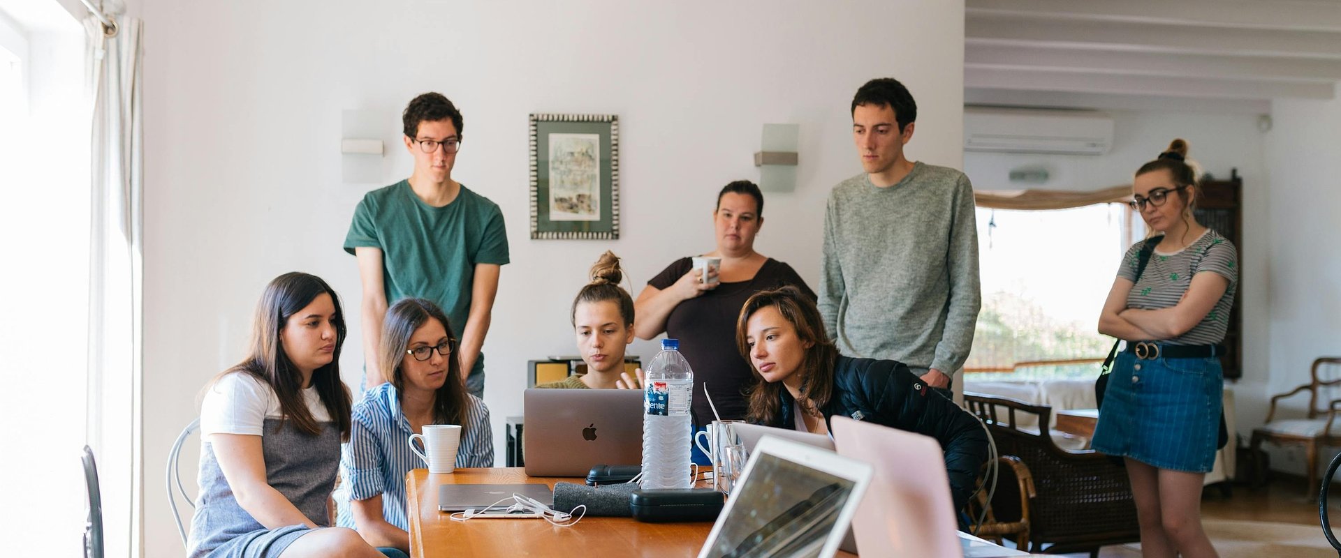 Neutralne nazwy stanowisk obowiązkowe od grudnia. Nowe badanie Pracuj.pl pokazuje, co myślą Polacy