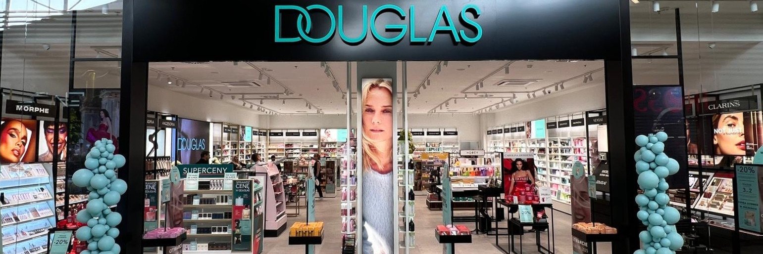 DOUGLAS UMACNIA OBECNOŚĆ W MIASTACH POWIATOWYCH – NOWE PERFUMERIE W MRĄGOWIE I MIŃSKU MAZOWIECKIM