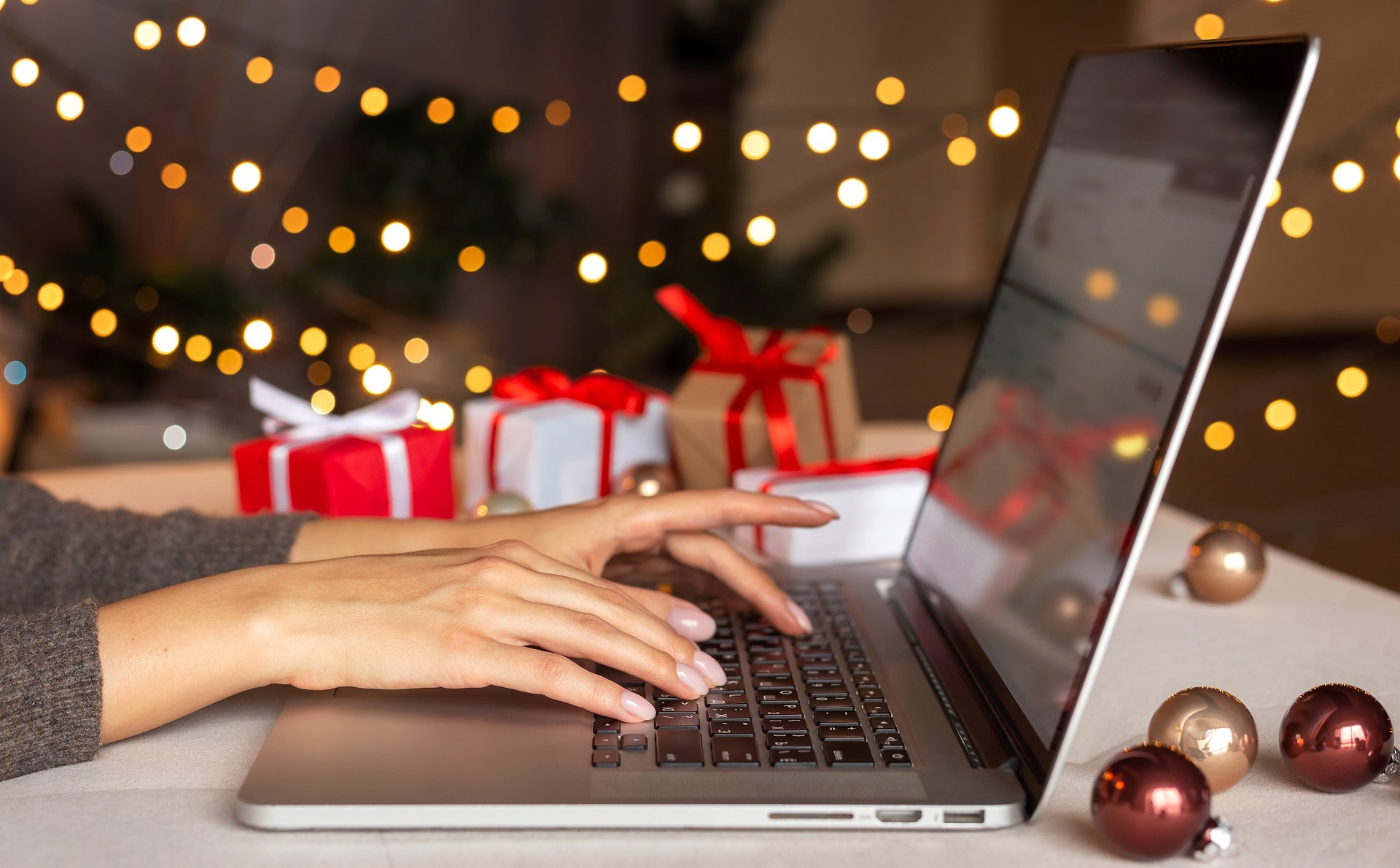 Employers support employees’ Christmas shopping. Poles spend more, not only on gifts.