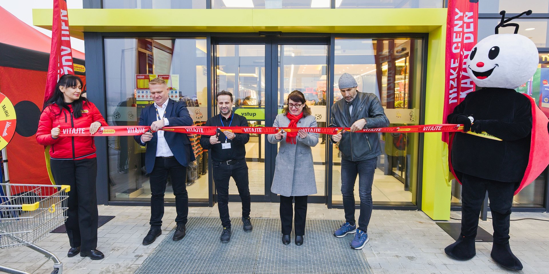 Dve nové predajne v jeden deň? Žiaden problém! Biedronka chce pred sviatkami výhodnými nákupmi potešiť čo najviac Slovákov. Otvára už aj v Malinove a v Senici