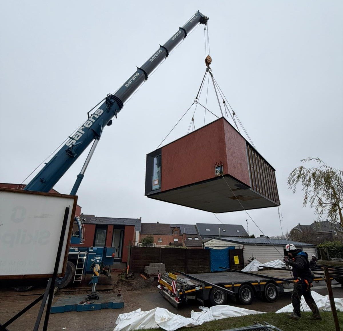 Sarens draagt bij aan de verwachte groei van 3,2% in de Belgische bouwsector tussen 2026 en 2029 door de installatie van modulaire woningen in Herzele