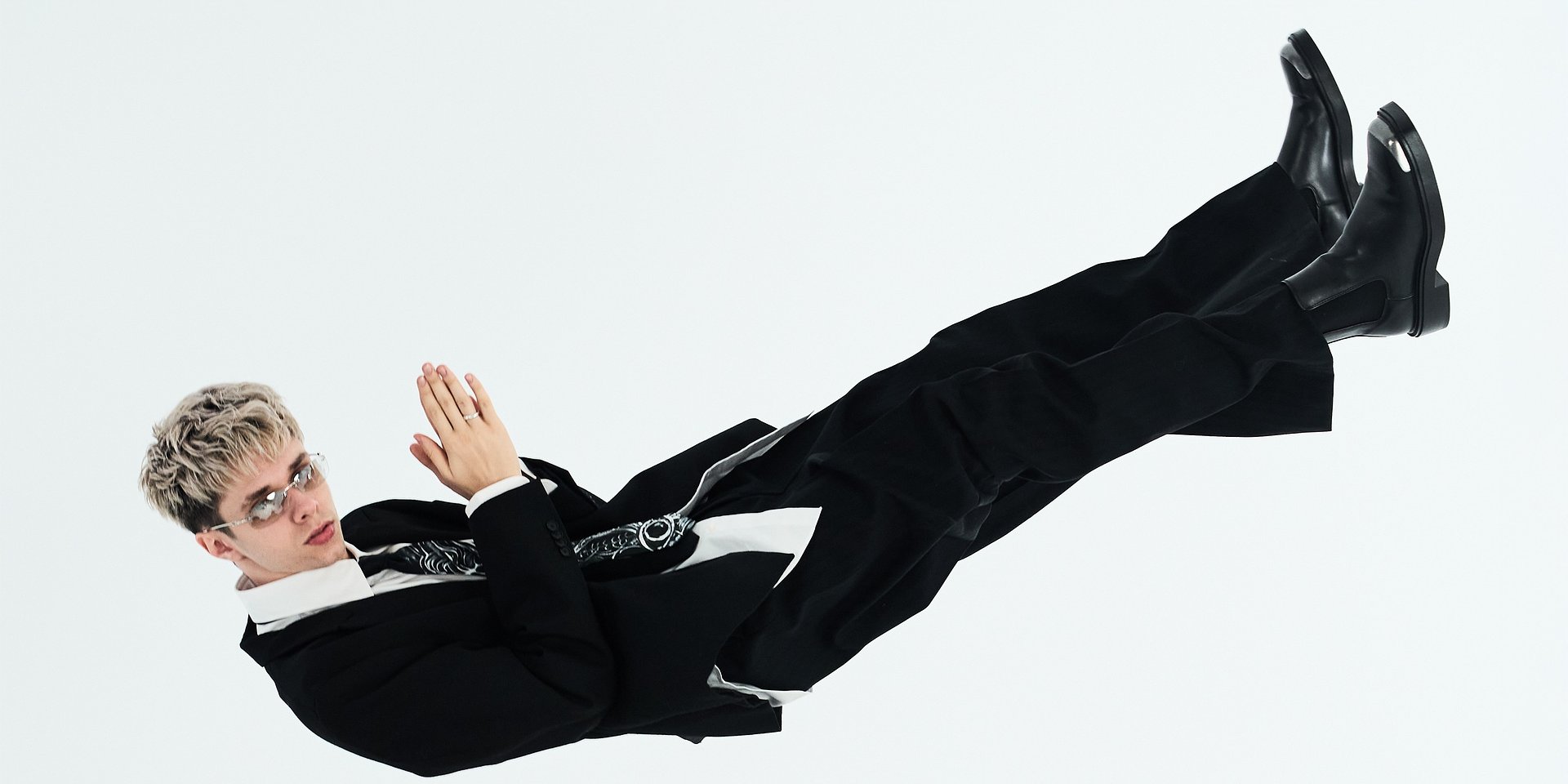 Nikoś prezentuje singiel “cara mia” i zaprasza na celebrację 18. urodzin w klubie Niebo