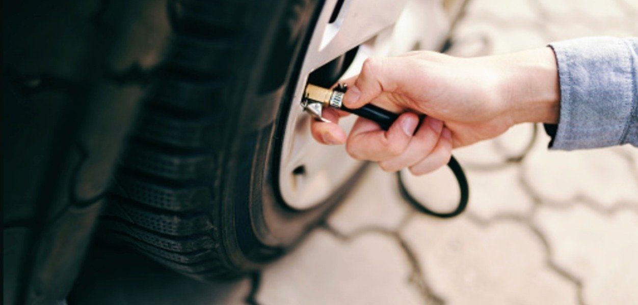 Dlaczego warto regularnie sprawdzać ciśnienie w oponach? Poradnik Steinhof