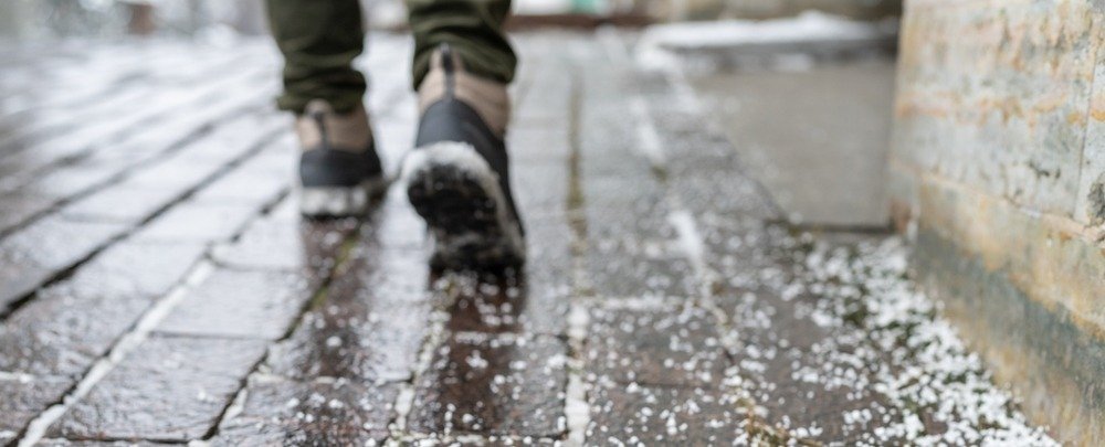 Lód na drogach i chodnikach: zimowy survival dla kierowców i pieszych. O czym pamiętać, zanim wyjdziesz z domu?