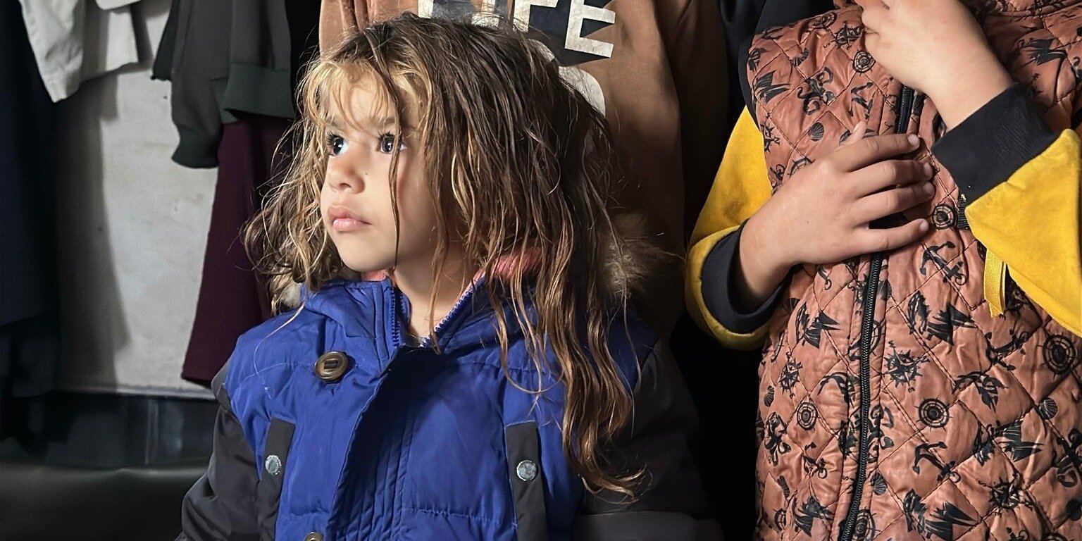 Surowe, zimowe warunki nieustająco zagrażają dzieciom w Strefie Gazy