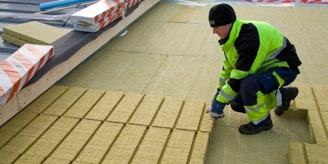 Cicho, lecz destrukcyjnie – dlaczego wilgoć to największy wróg dachów płaskich?