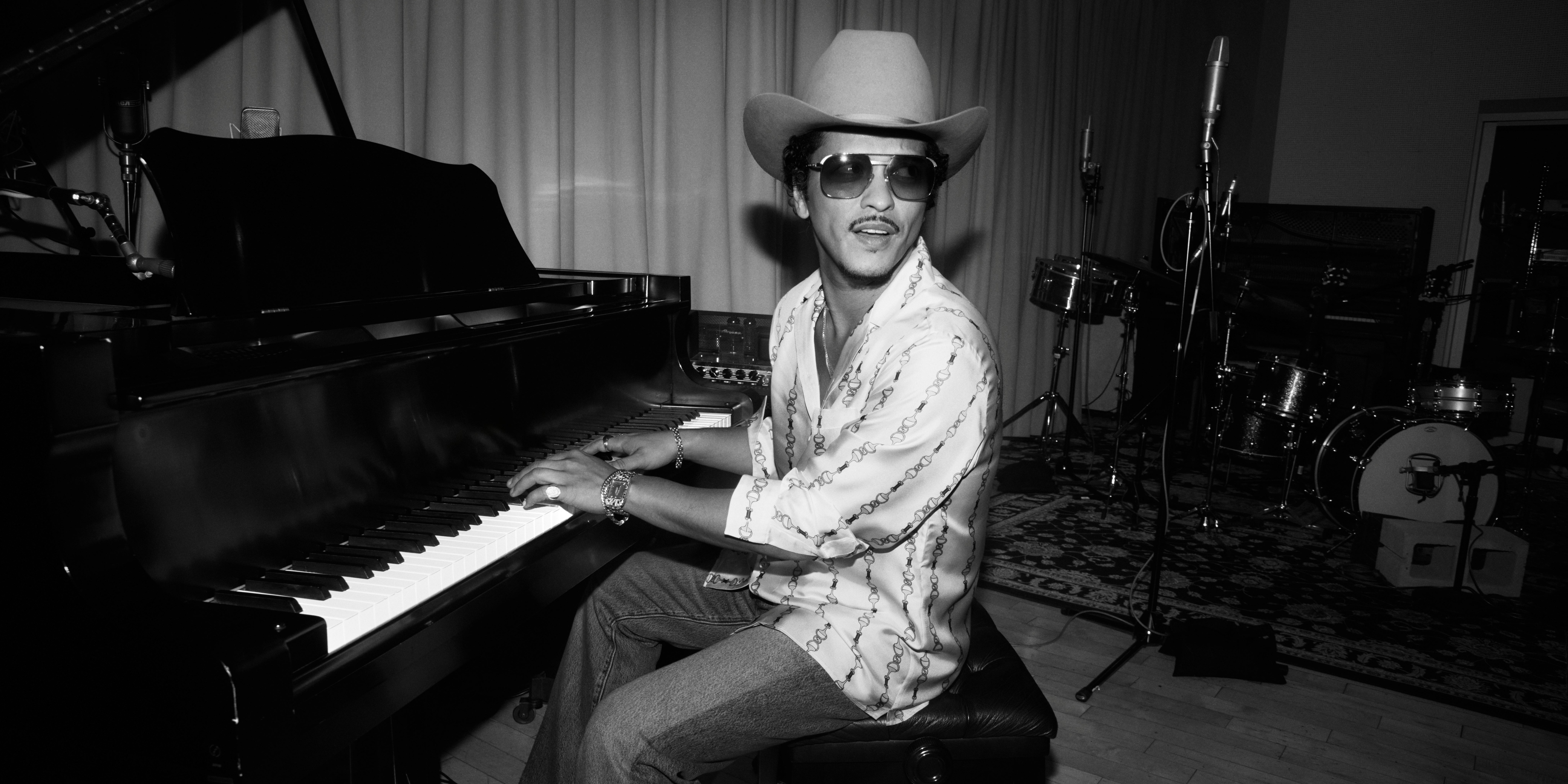 Bruno Mars wraca z wyczekiwanym przez fanów na całym świecie nowymn albumem. Pierwsza od dekady płyta sześciokrotnego zdobywcy GRAMMY® i nowy singiel