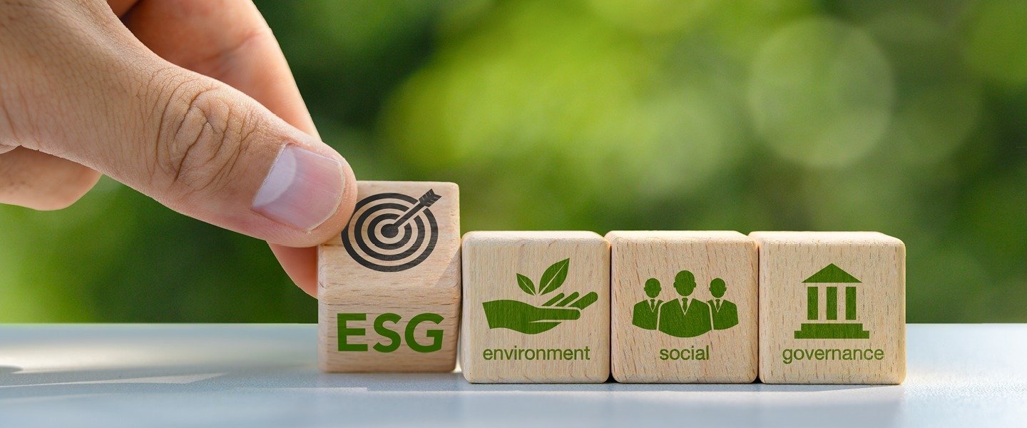 Ekspert: ESG znika z nagłówków, ale nie z biznesu. Co naprawdę zmienia „odchudzanie” dyrektyw CSRD i CSDDD dla polskich firm?