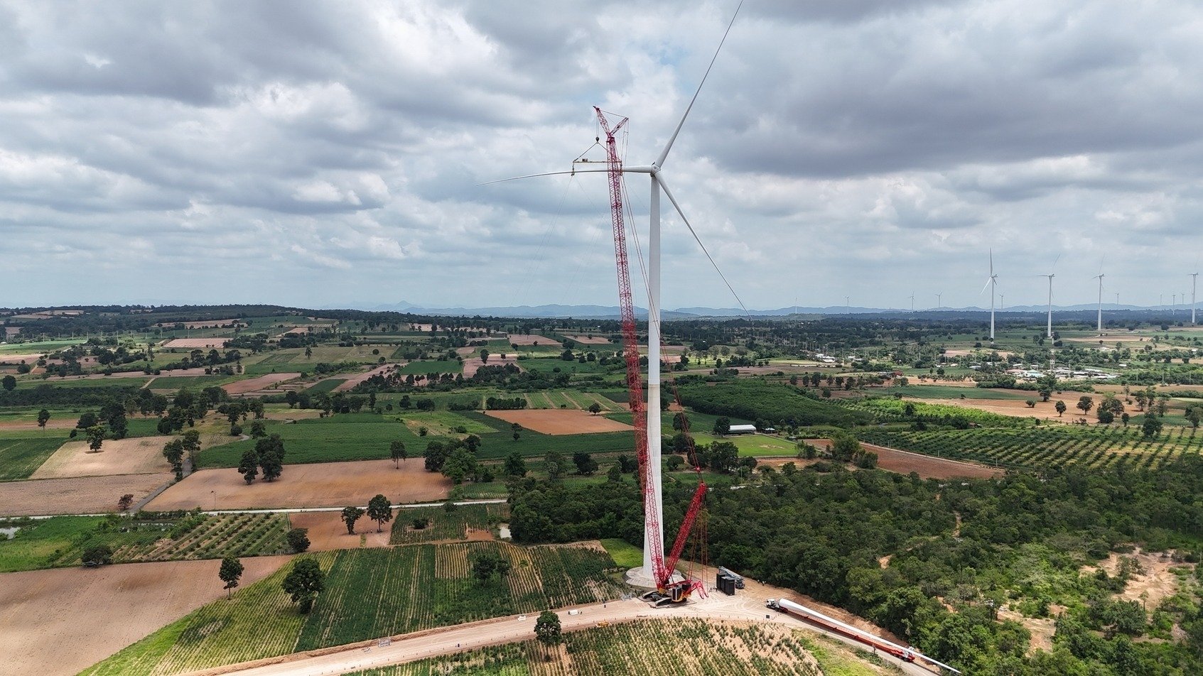Sarens replaces a 17-ton blade at the Theparak wind farm, which offsets 150,000 tons of CO2 per year in Thailand