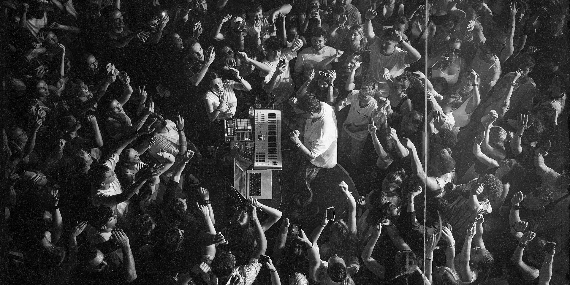 Od klubového soundu ke katarzi: AVAION na albu To Make People Happy sází na analogové teplo a emocionální euforii