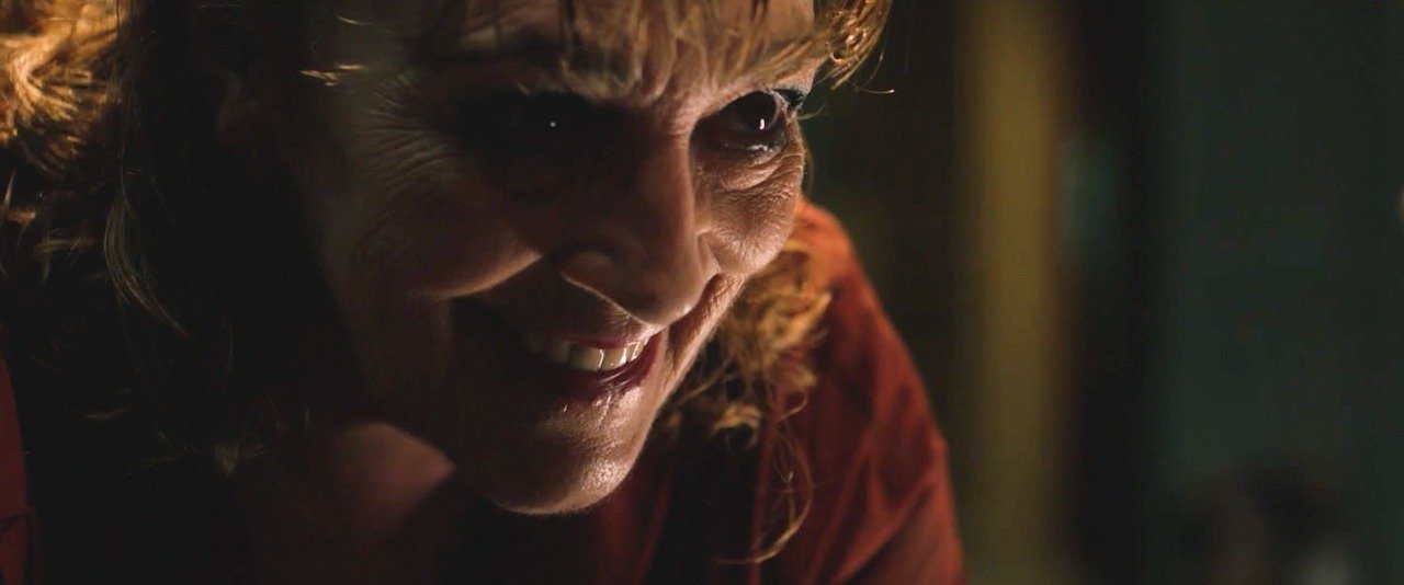 Strzeż się STAREJ WARIATKI! Zobacz zwiastun wyprodukowanego przez J.A. Bayonę horroru psychologicznego z legendą hiszpańskiego kina – Carmen Maurą