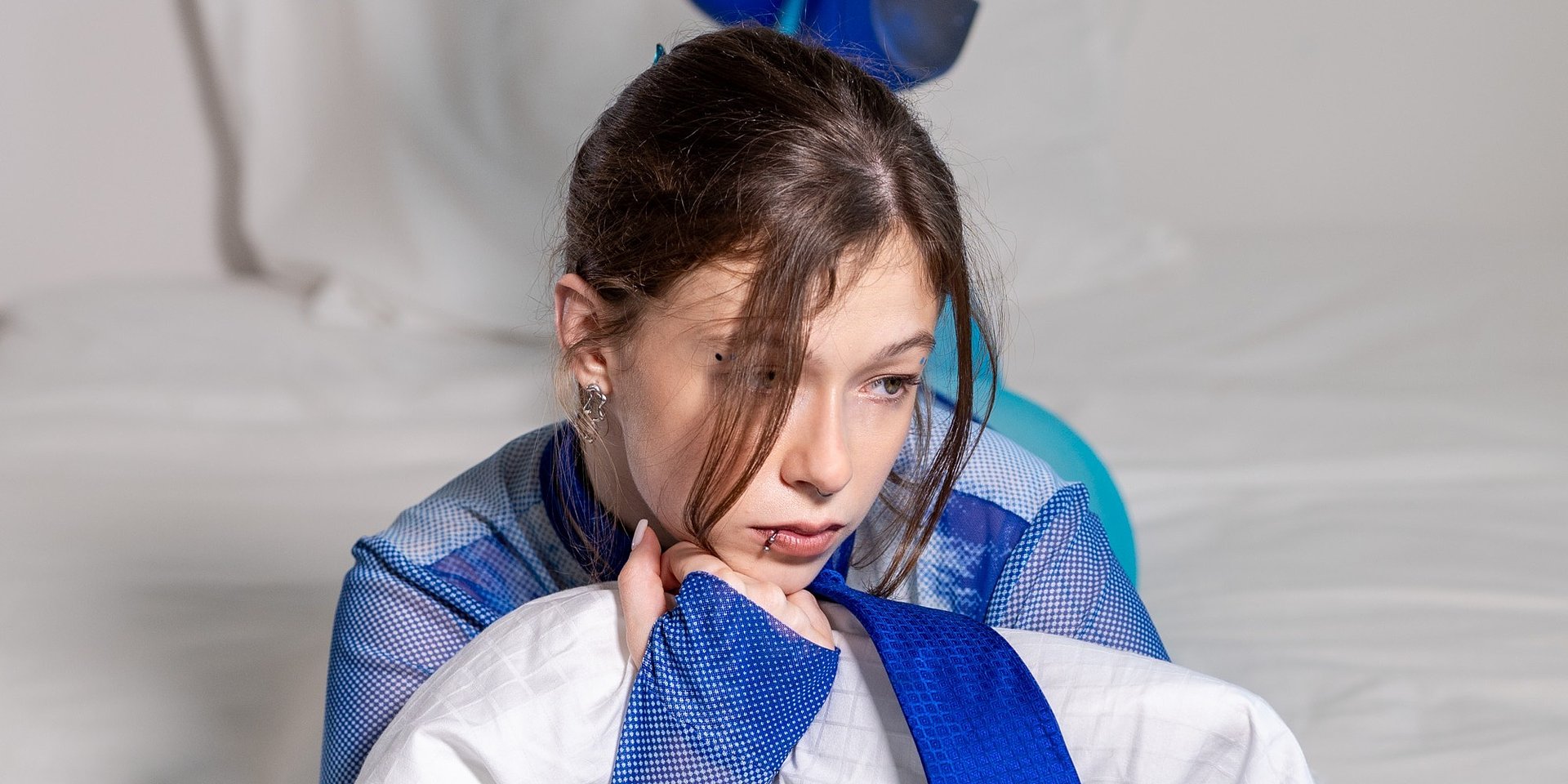 „Blue Monday” to emocjonalny pojedynek z samą sobą - utwór o wewnętrznym rozdwojeniu, uzależniającej sile alter ego i pułapce, z której trudno się wydostać.