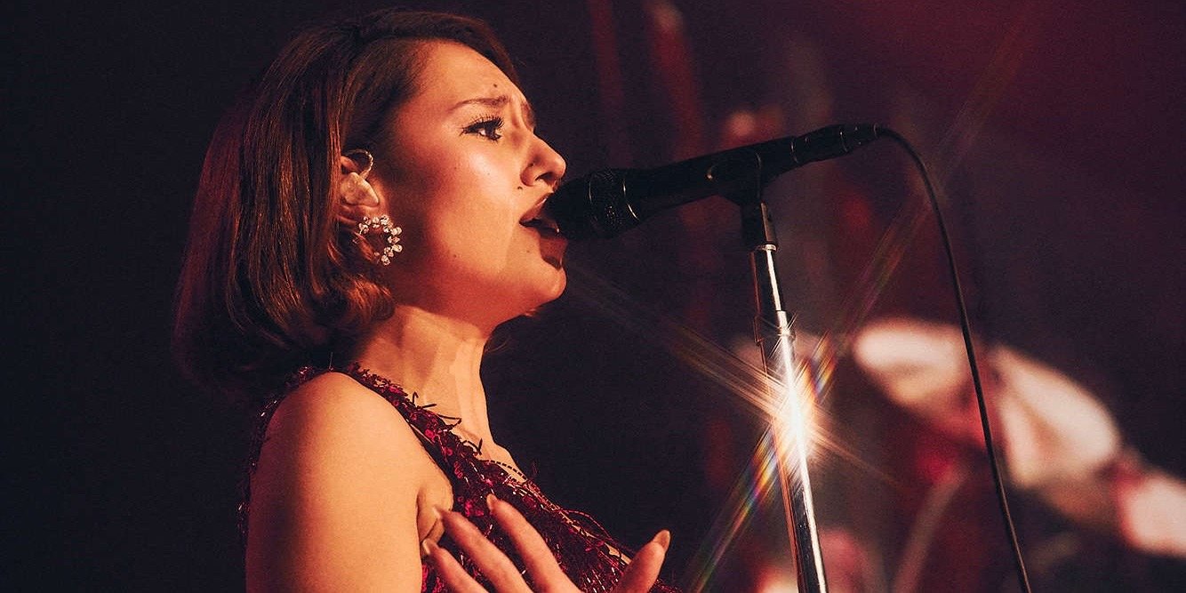 Swarovski ogłasza współpracę z artystką RAYE przy okazji jej światowej trasy koncertowej w 2026 roku