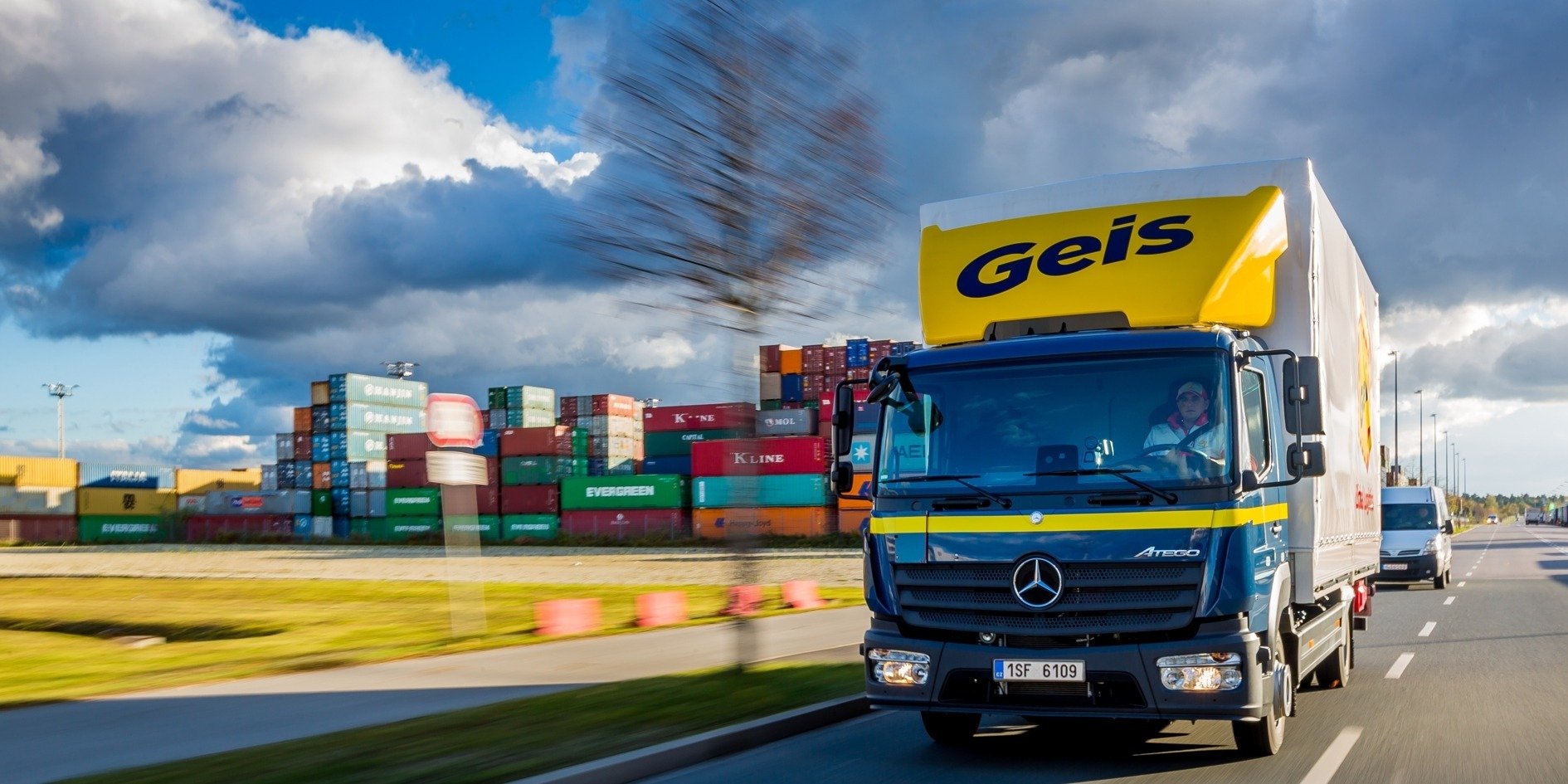 Oblodzone drogi, wymagające przewozy: jak branża logistyczna zabezpiecza dostawy?