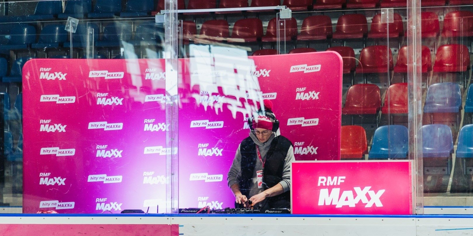 Jedna energia, różne miejsca – RMF MAXX z zimową akcją „Ferie na MAXXa i studniówkami z DJ-em Zimnym Gulaszem