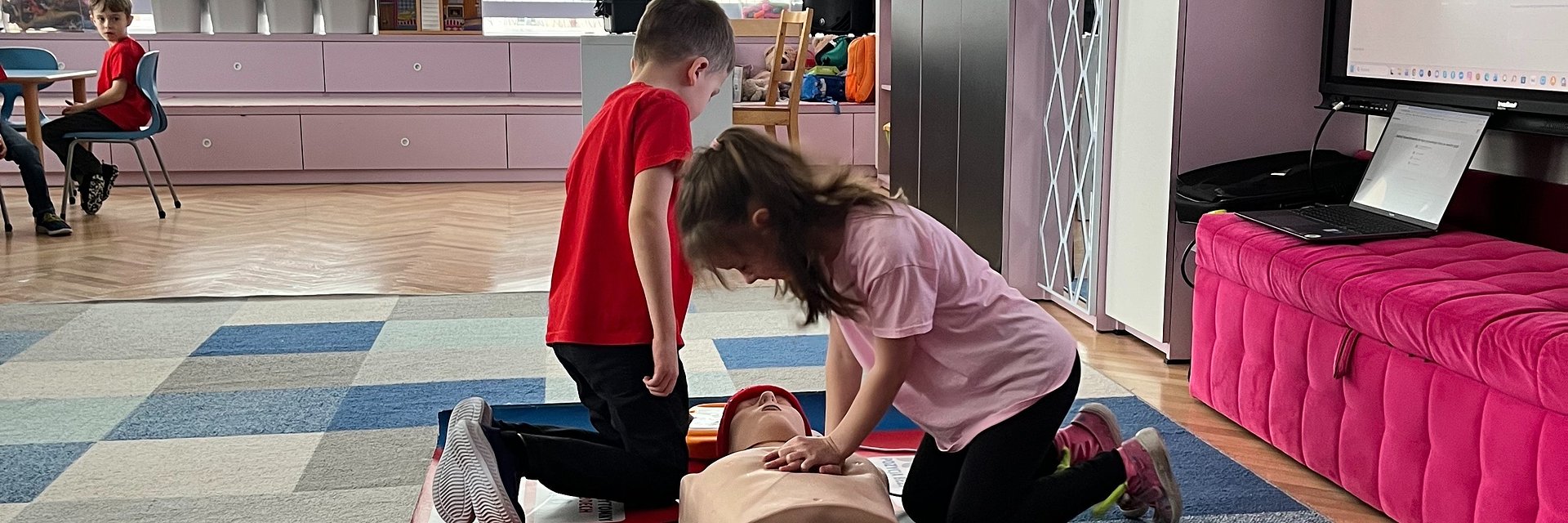 Kronospan ufundował defibrylator dla przedszkola Krono - Miś