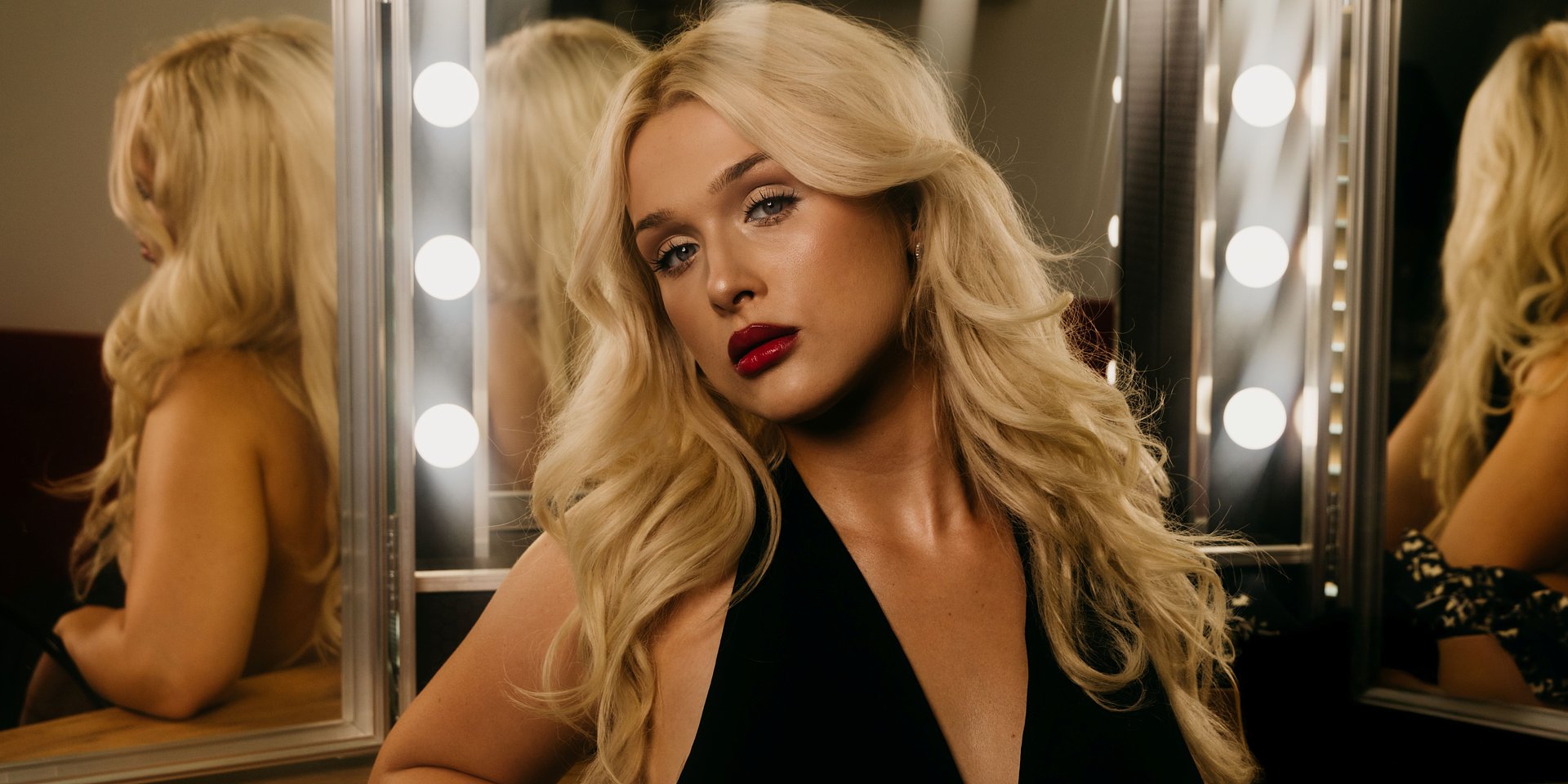 Blu odkrywa maski w relacjach w singlu "Hollywoodzkie role"