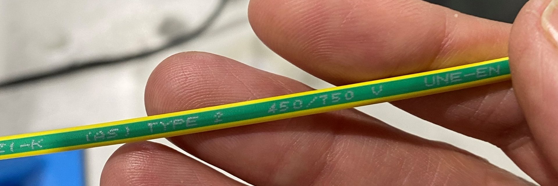 Domino lance l'encre argentée 2SV801 pour simplifier le marquage des câbles et fils électriques