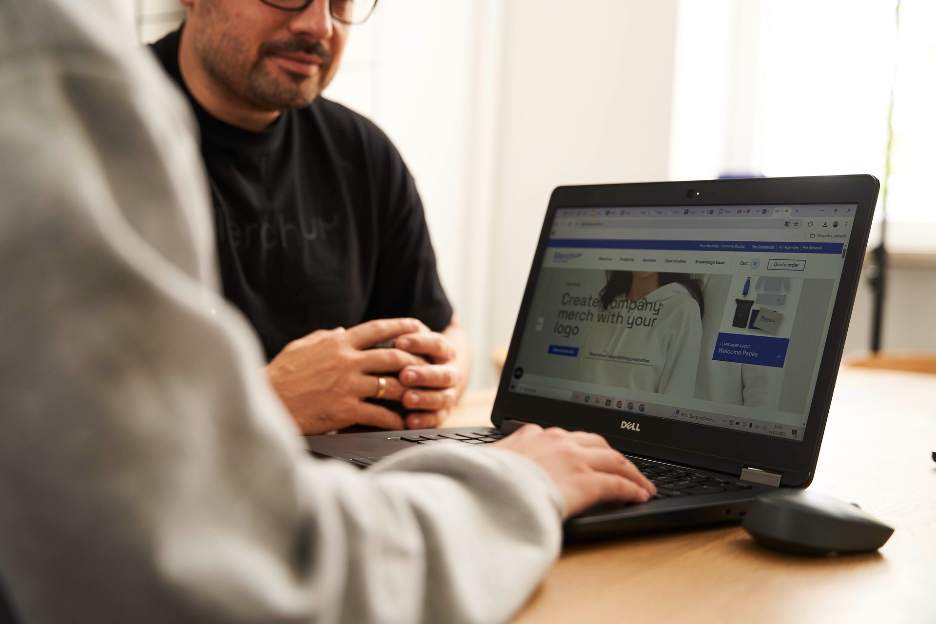 Optymalizacja zamiast improwizacji w firmowym merchu: jak technologia i automatyzacja mogą odciążyć działy HR i marketingu?