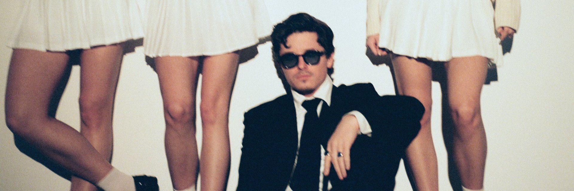 Kuba Karaś debiutuje solowym singlem. „OBEJMIJ MNIE” już dostępne!