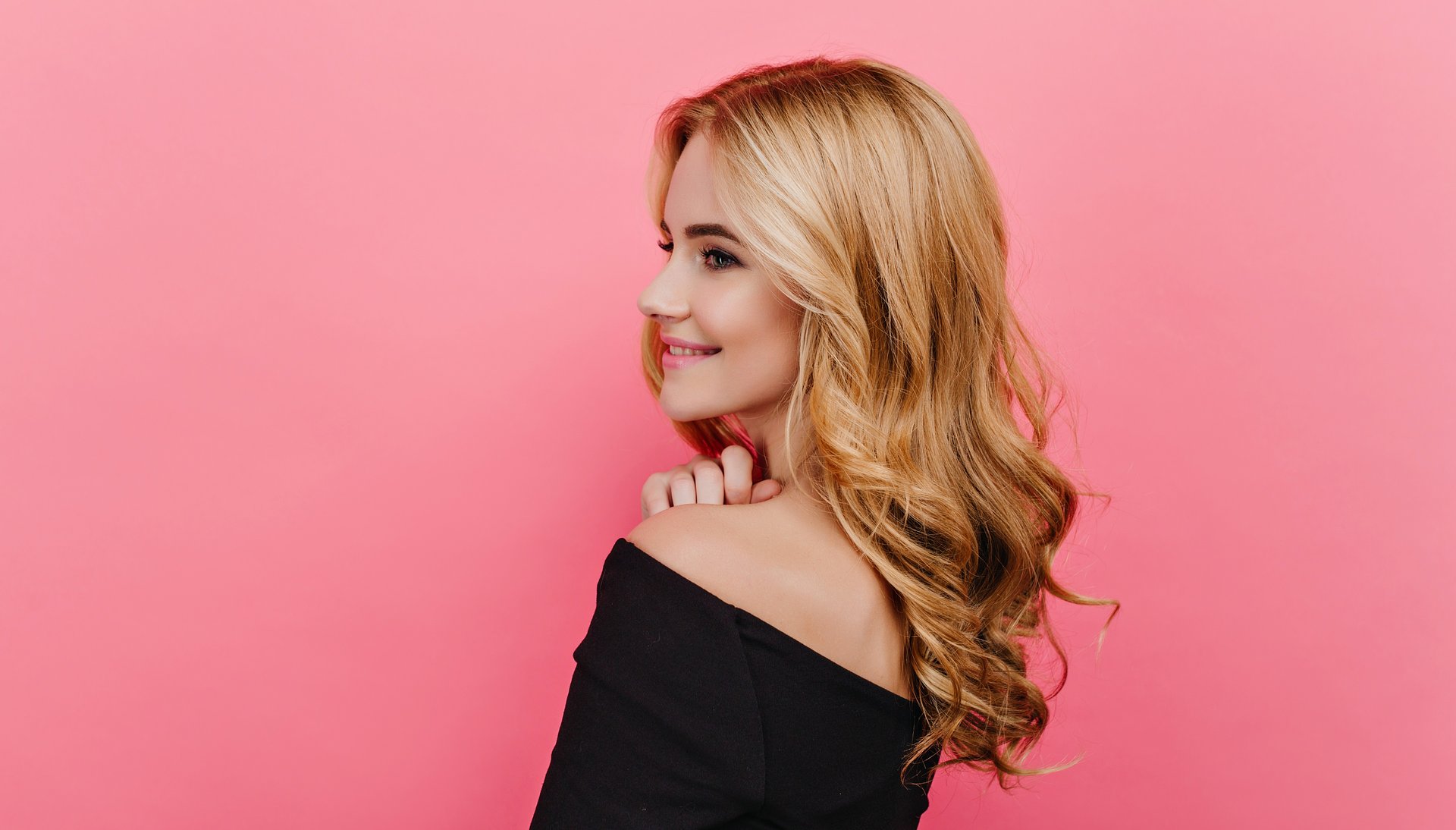 Włosowe dylematy – jaką fryzurę zrobić na randkę