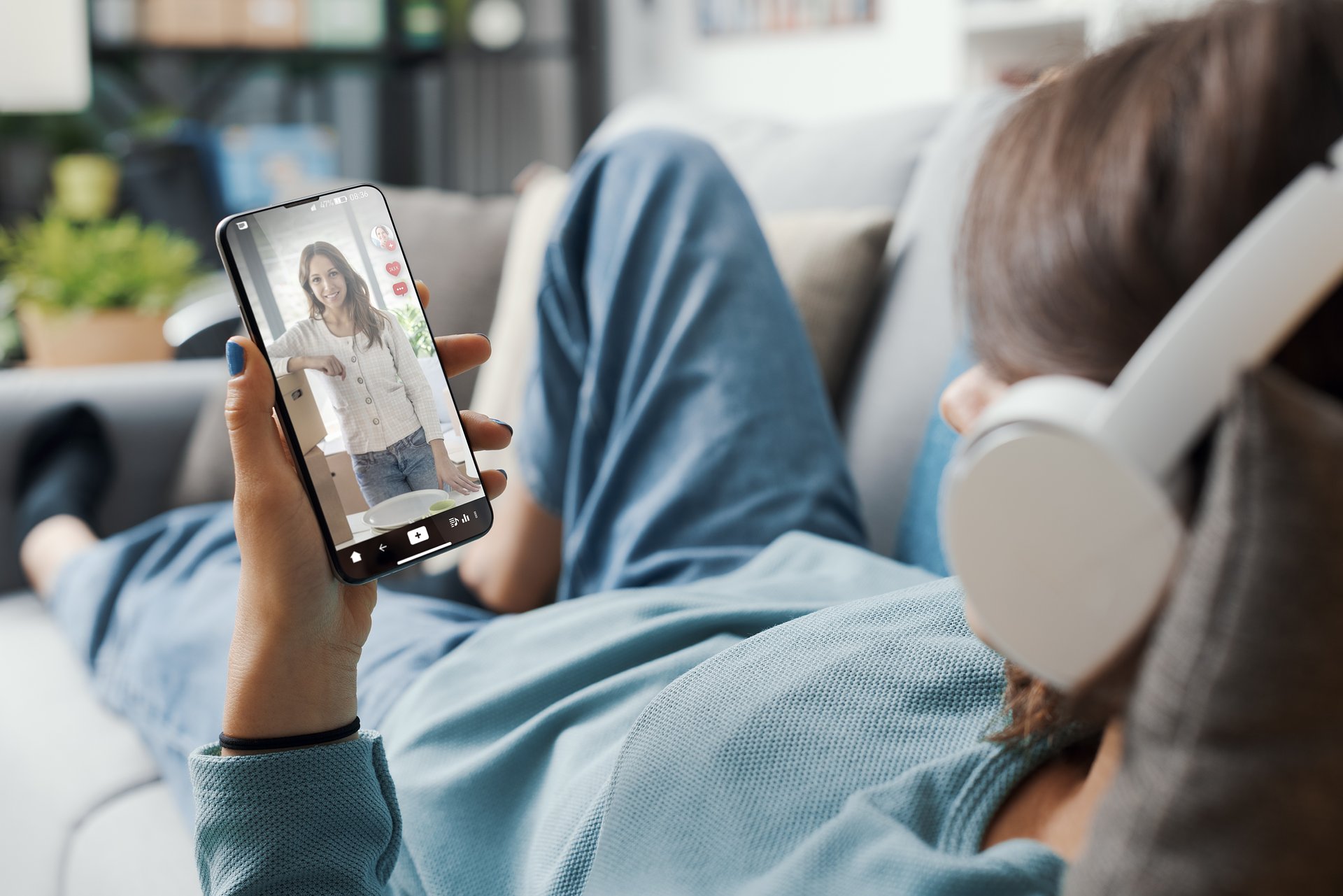 Od fake newsów po emocje – influencerzy jako filtry współczesnego świata