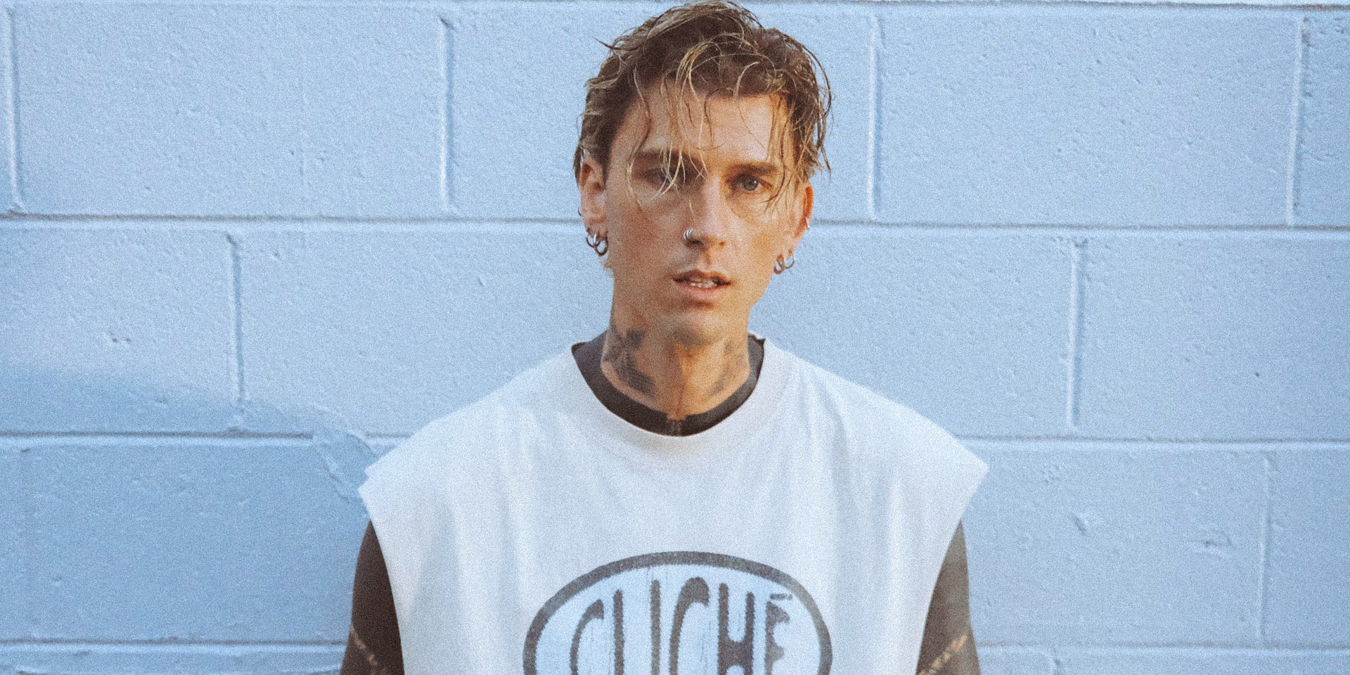 mgk w świetle reflektorów w klipie do utworu „starman”