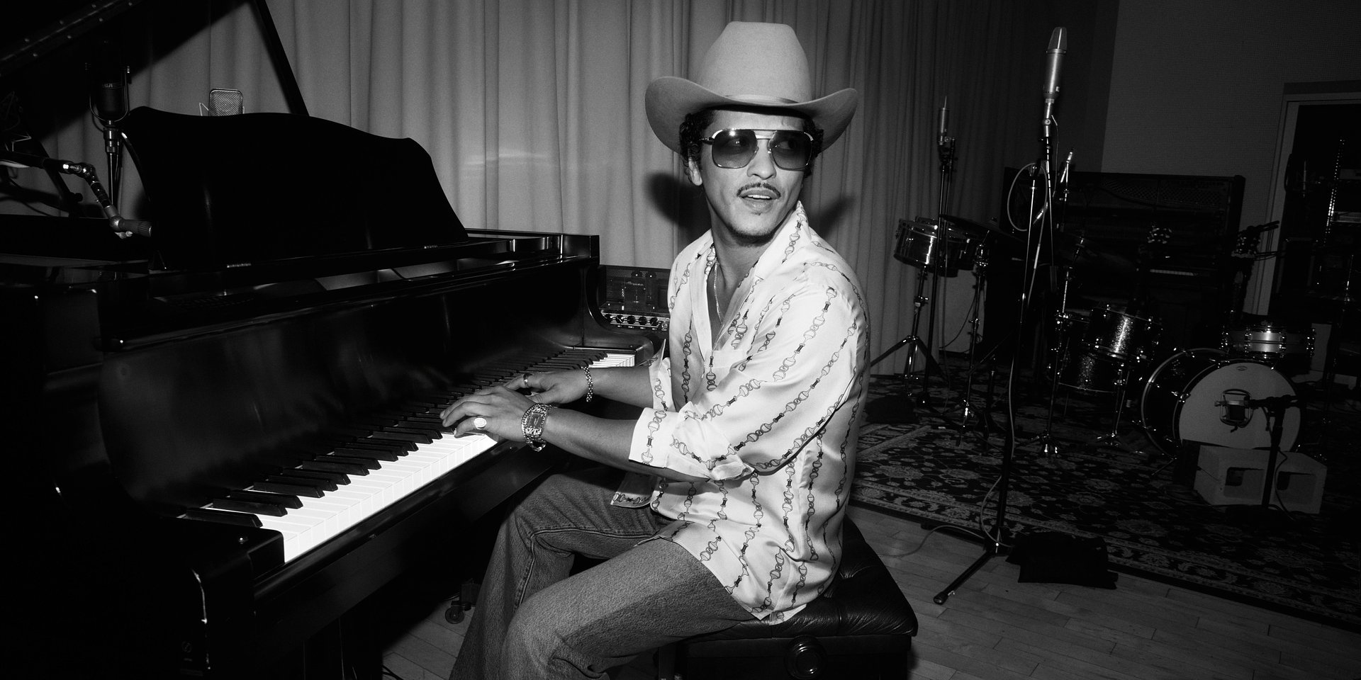 Bruno Mars rozdaje róże i zachęca do słuchania nowej płyty "The Romantic"