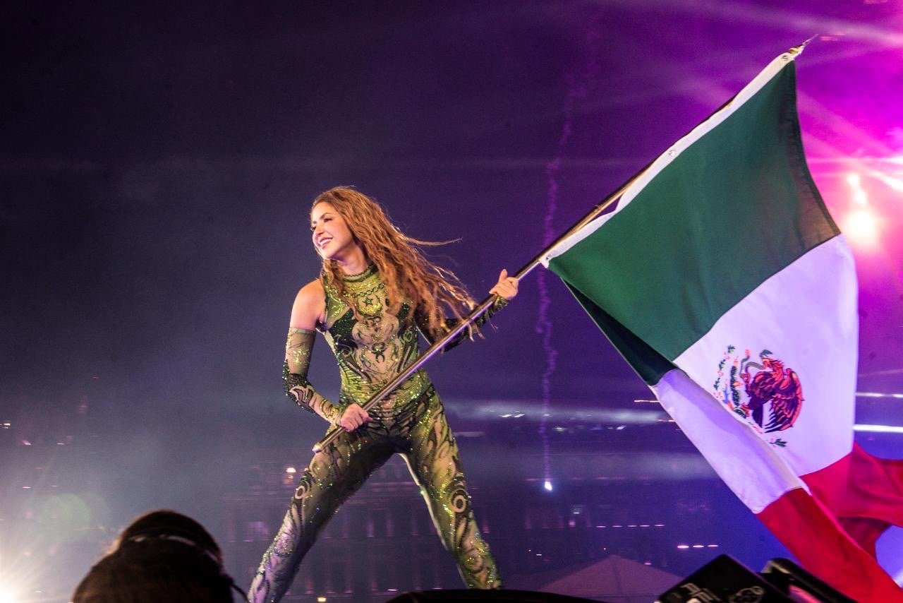 NOCHE HISTÓRICA DE SHAKIRA EN EL ZÓCALO DE LA CIUDAD DE MÉXICO. ROMPE RÉCORD DE ASISTENCIA AL CANTAR ANTE 400 MIL FANS