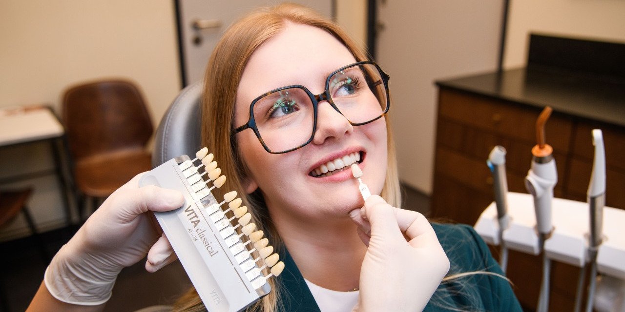 O jeden odcień za daleko – jak uniknąć efektu sztucznych zębów przy metamorfozie uśmiechu