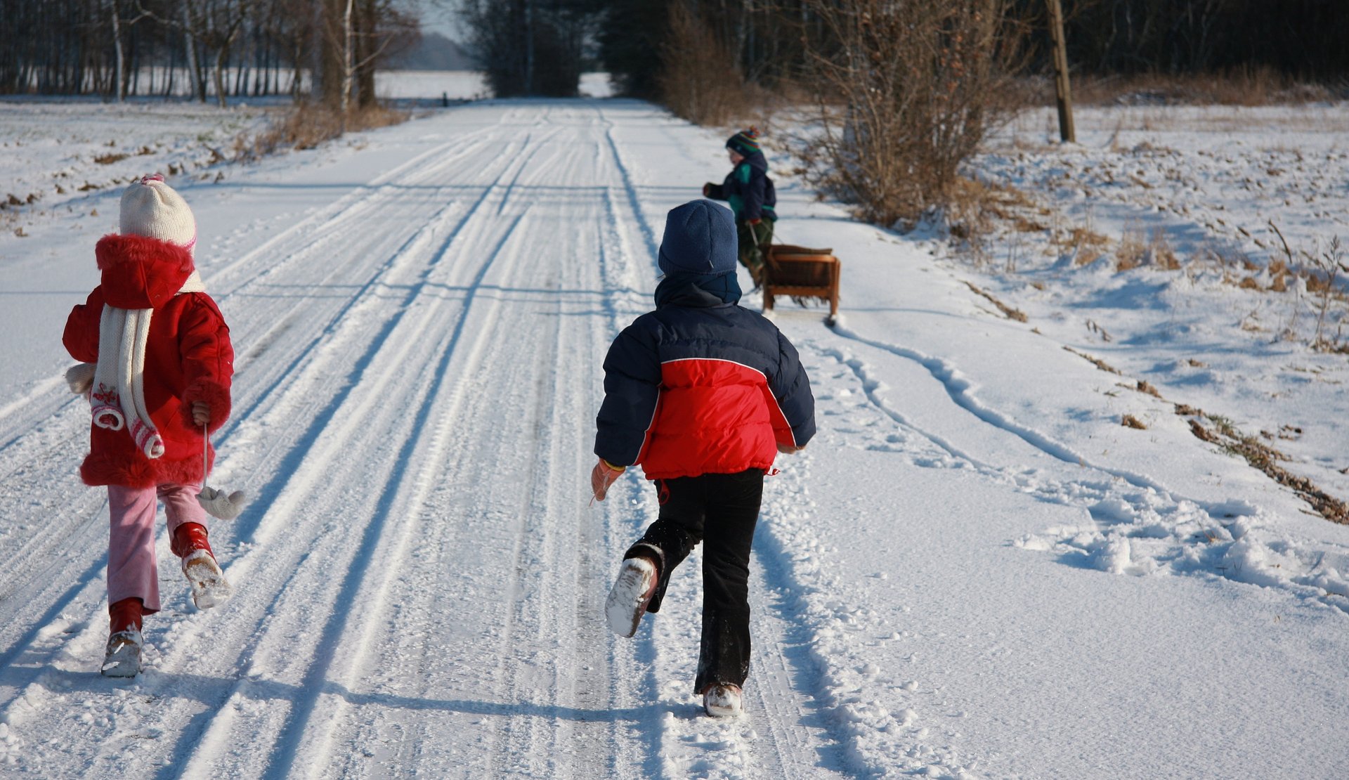 Winter is in full swing and the holidays are underway. It’s worth reminding children about some safety rules.