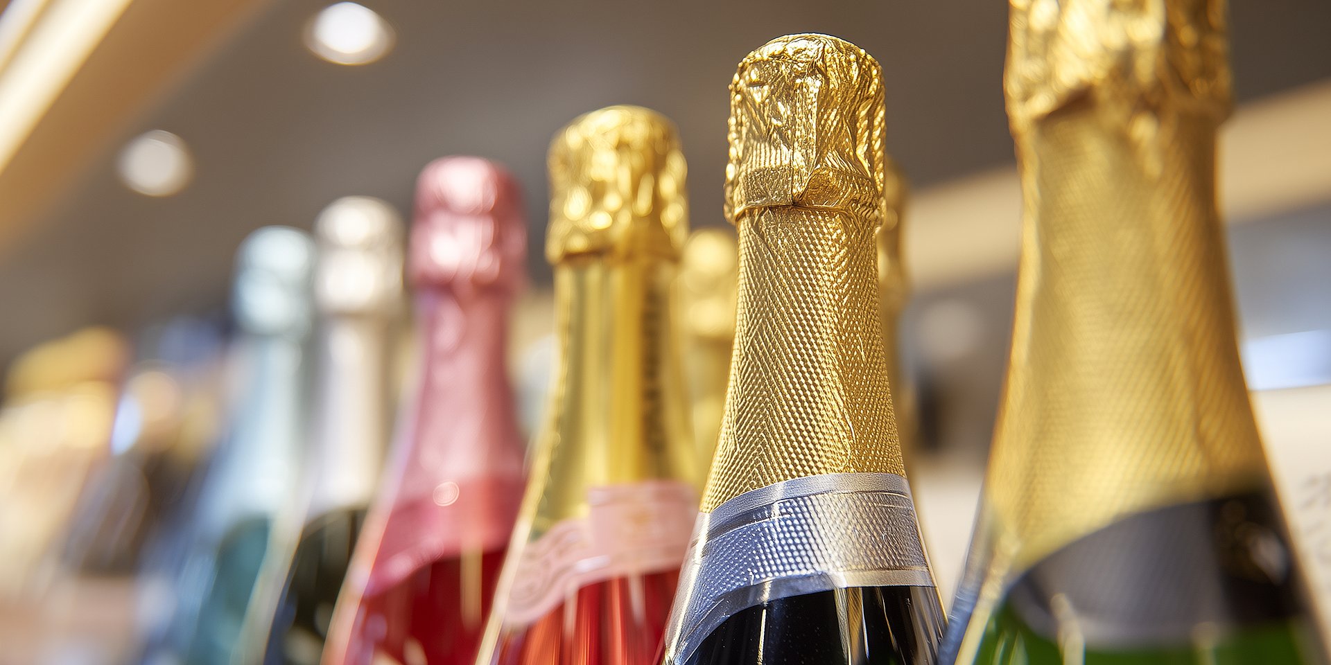 Półka z winami musującymi: Badanie ekspozycji pokazuje, z którymi markami najczęściej świętujemy