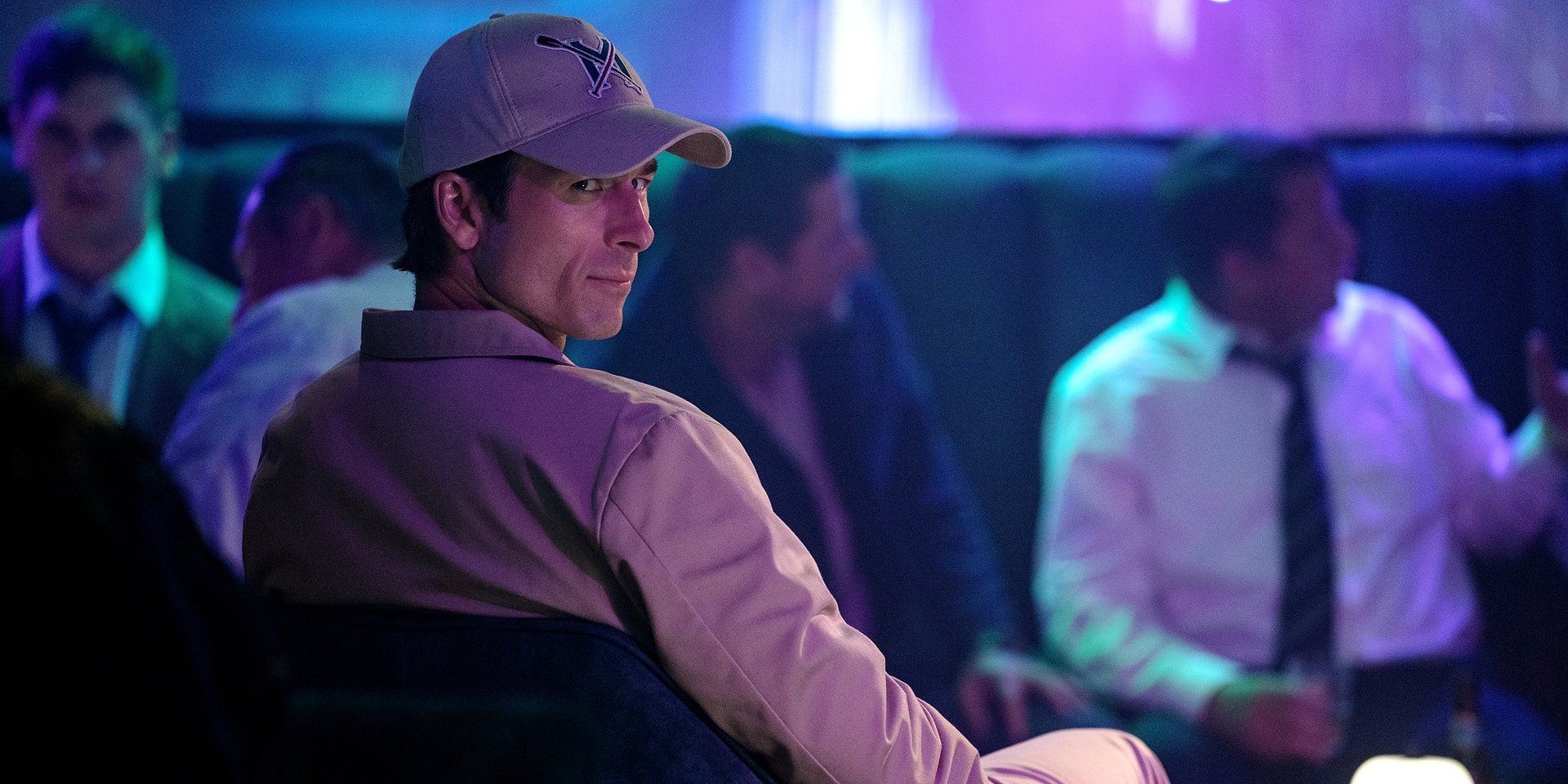 Glen Powell, Margaret Qualley, Ed Harris i Jessica Henwick na plakacie filmu PRZEPIS NA MORDERSTWO