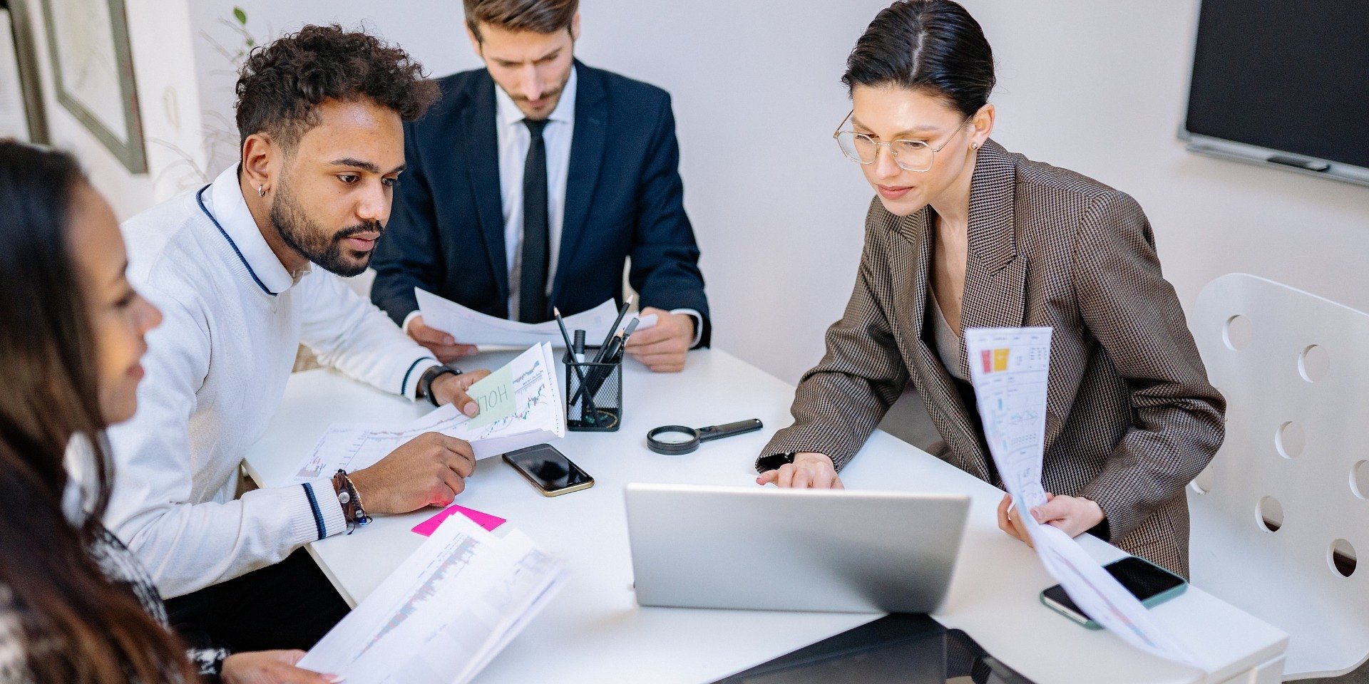 Kto naprawdę podejmuje decyzje w erze agentów AI? O roli człowieka w modelu Human on the loop