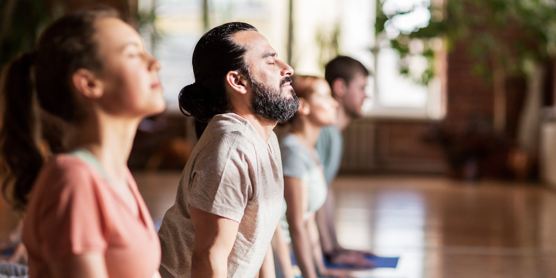Rezygnacja z ruchu przy SM może pogłębiać osłabienie. Jak ćwiczyć bezpiecznie?