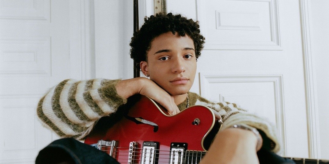 Daniel Godson debiutuje “Pytaniami”