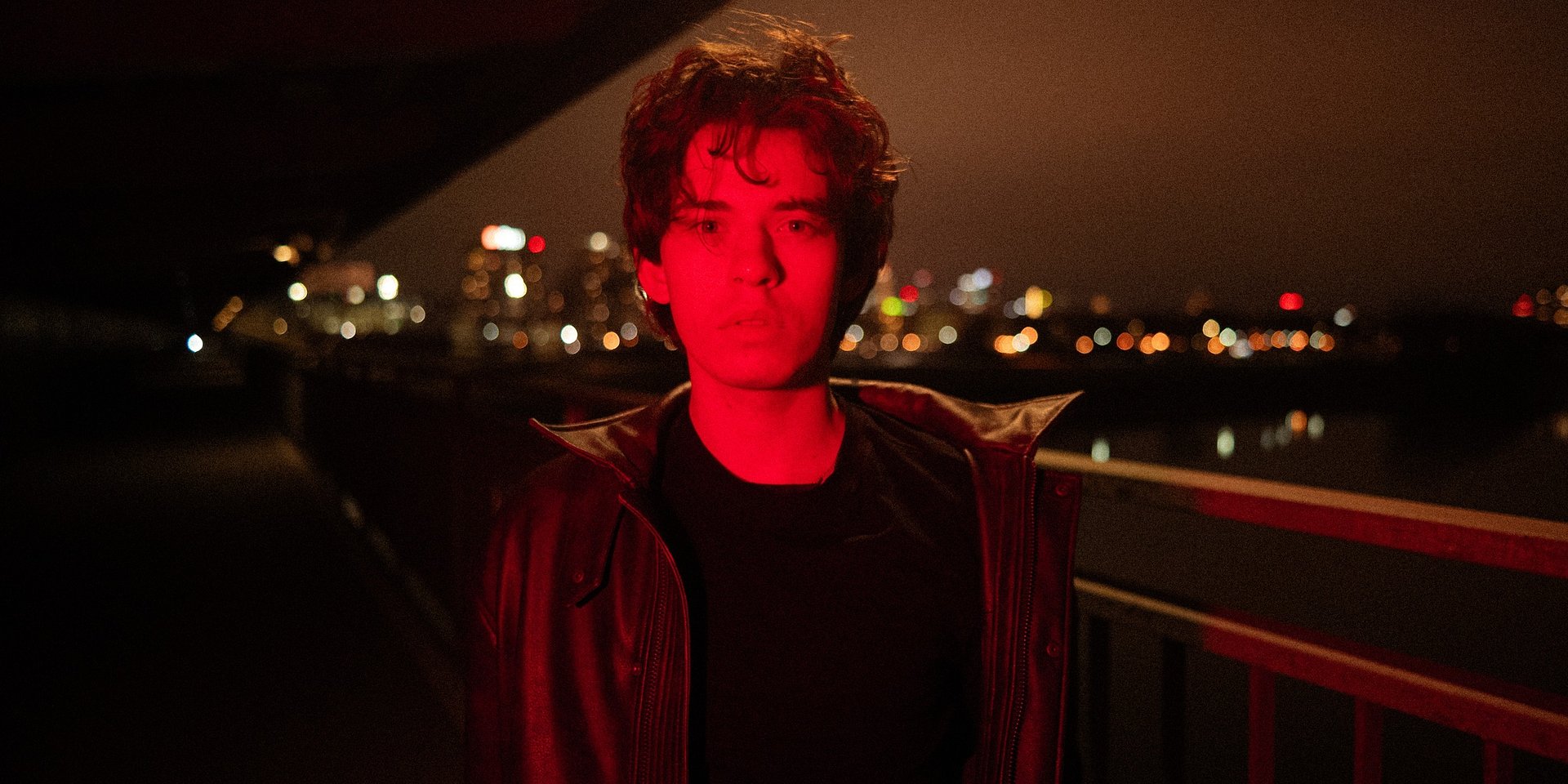 Mroczny, magnetyczny singiel „Gotham” MECNERA już dostępny