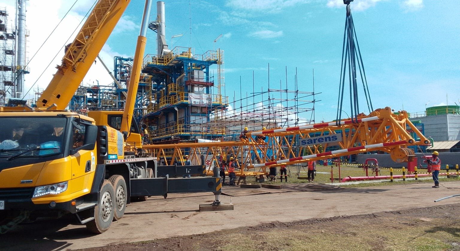 Sarens completes the heavy lifting of a process vessel as part of renovation works at the SSA Sulfindo Suralaya Cilegon petrochemical plant in Indonesia